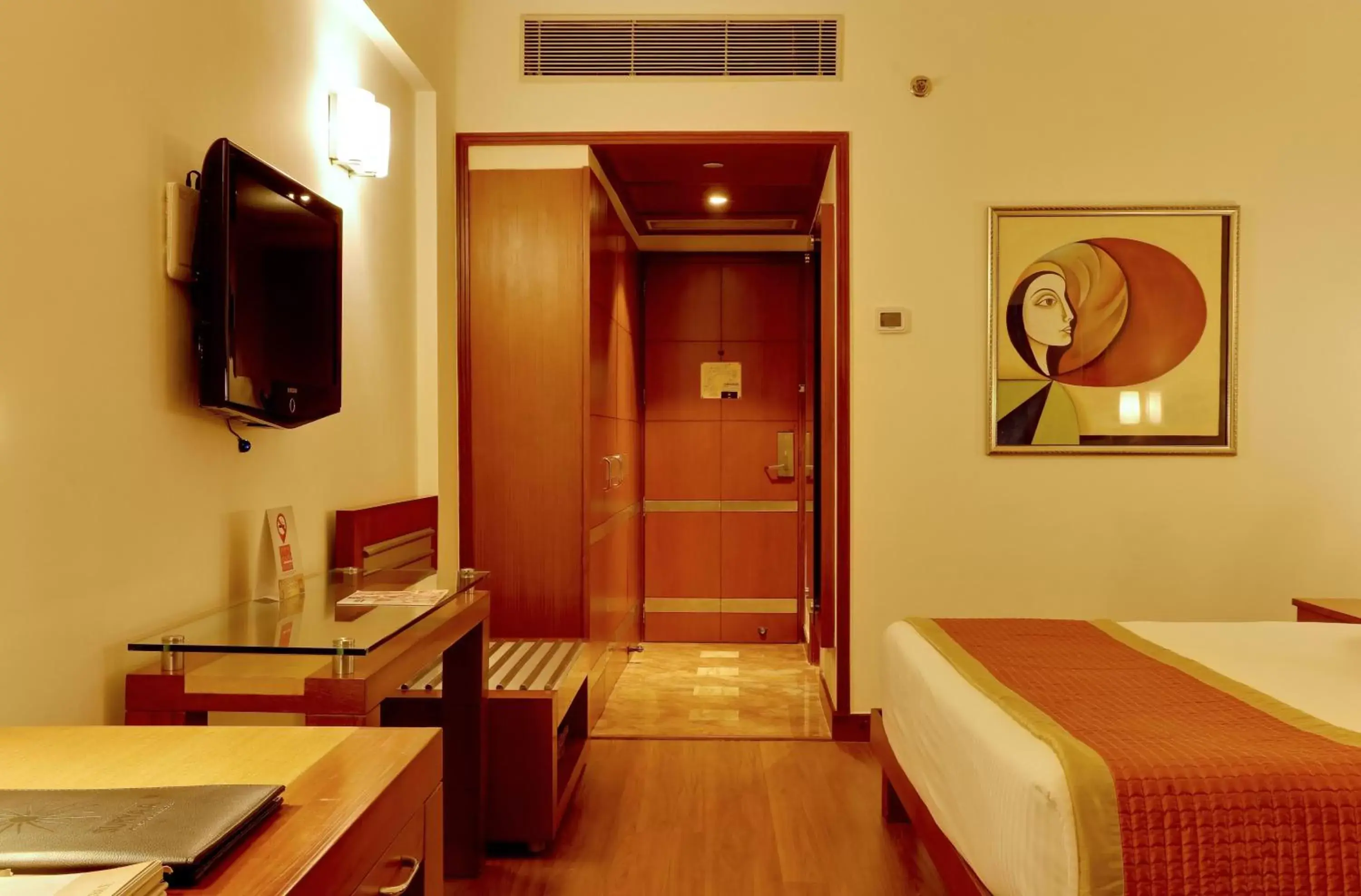 Bed, TV/Entertainment Center in The Suryaa Hotel New Delhi