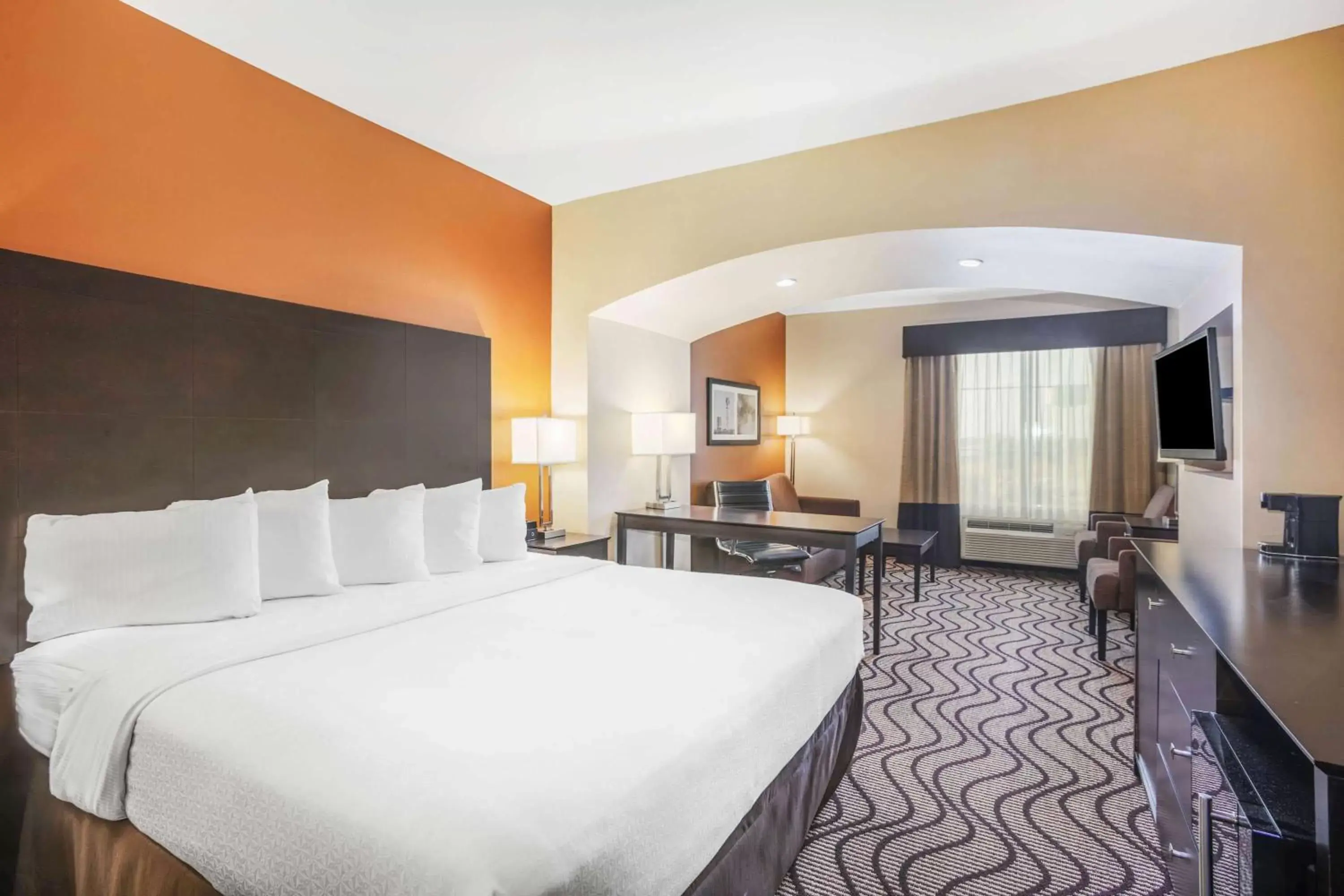 Photo of the whole room, Bed in La Quinta Inn & Suites by Wyndham Beeville