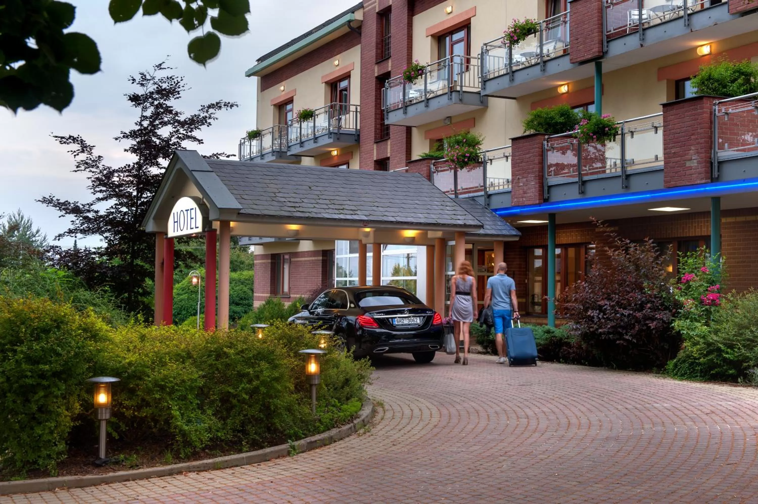 Facade/entrance in April hotel Panorama