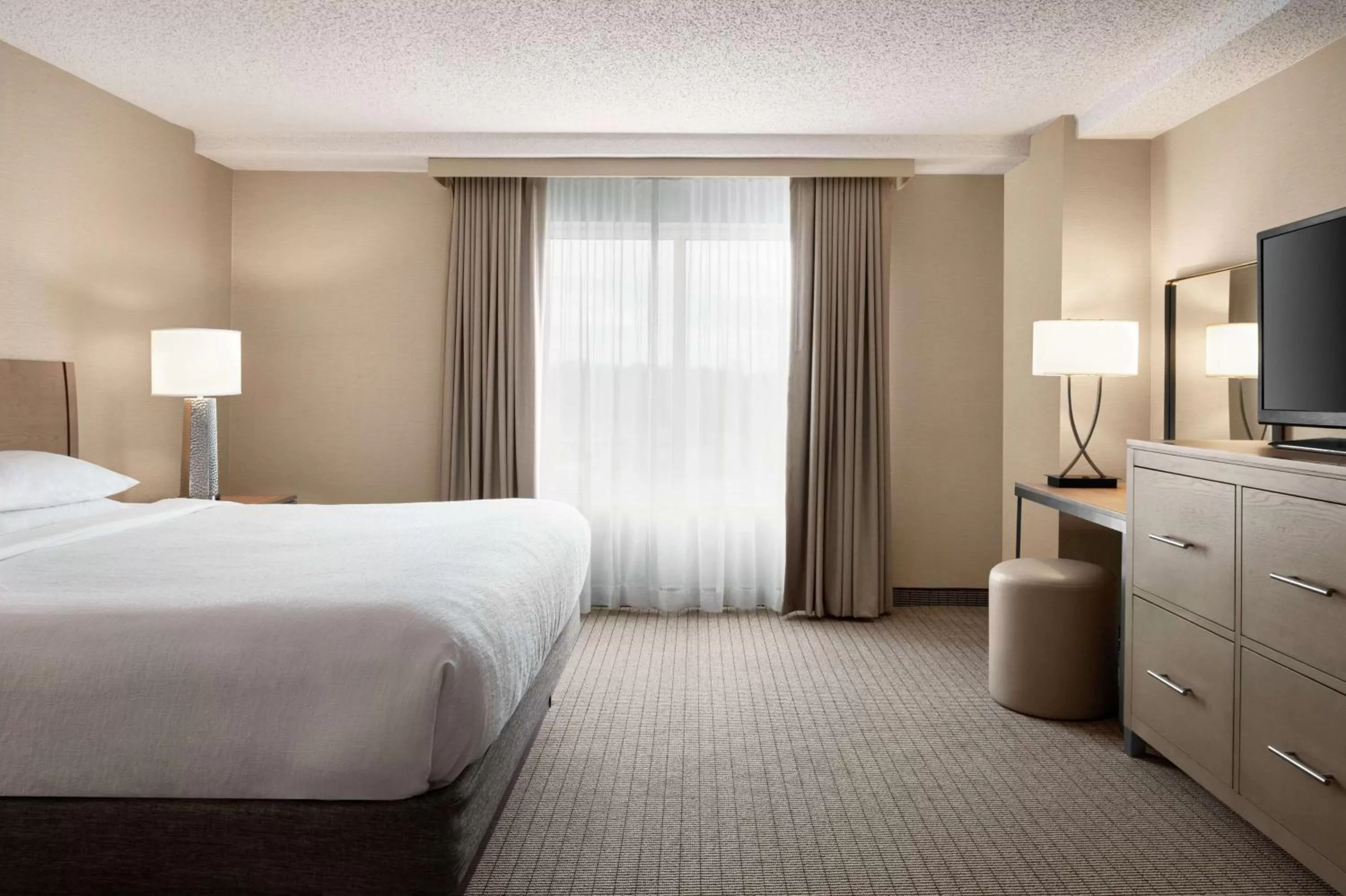 Bedroom, Bed in Embassy Suites by Hilton Cleveland Rockside