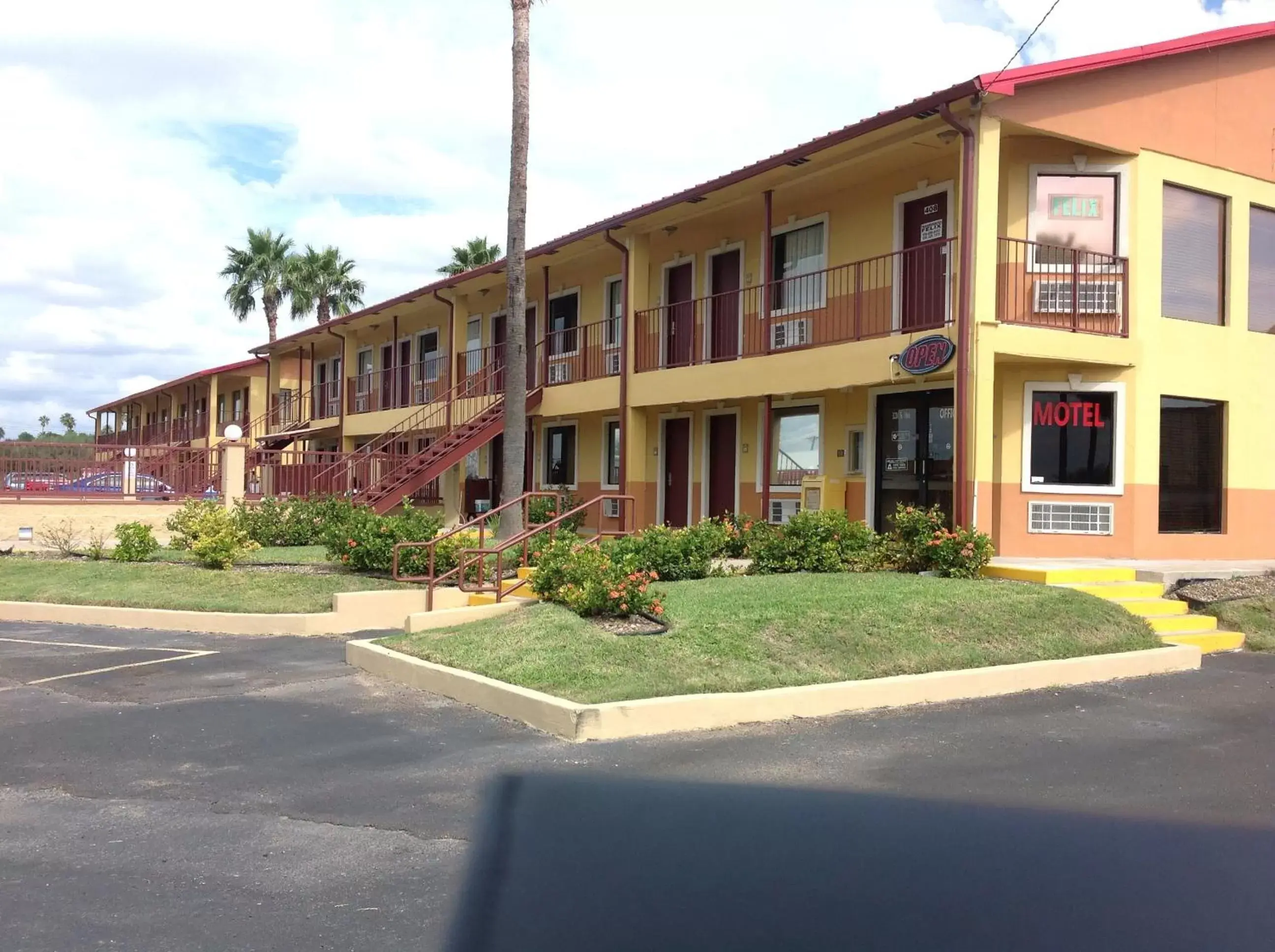 Facade/entrance, Property Building in Deluxe Inn Airport