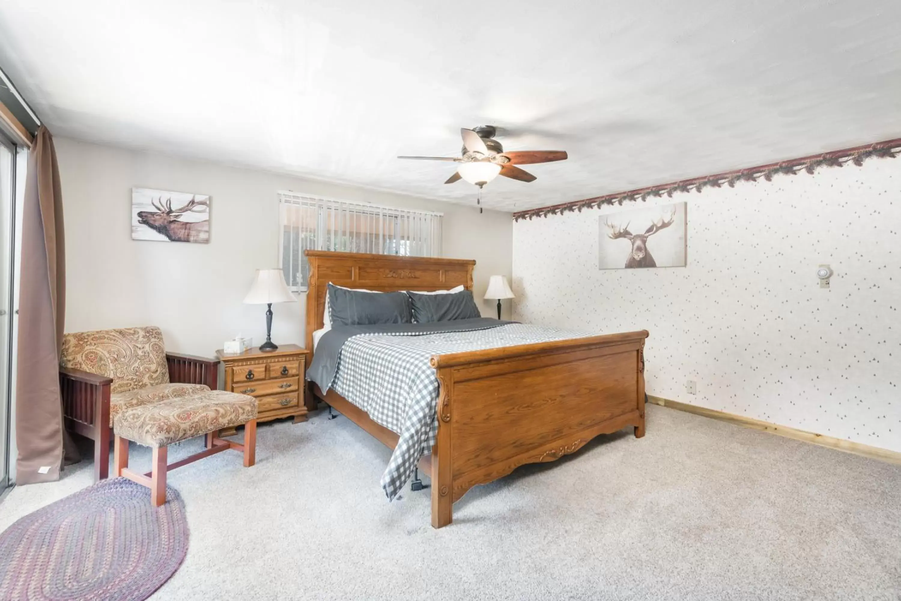 King Suite with Balcony in 4 Seasons Inn on Fall River King Suite with Balcony in 4 Seasons Inn on Fall River