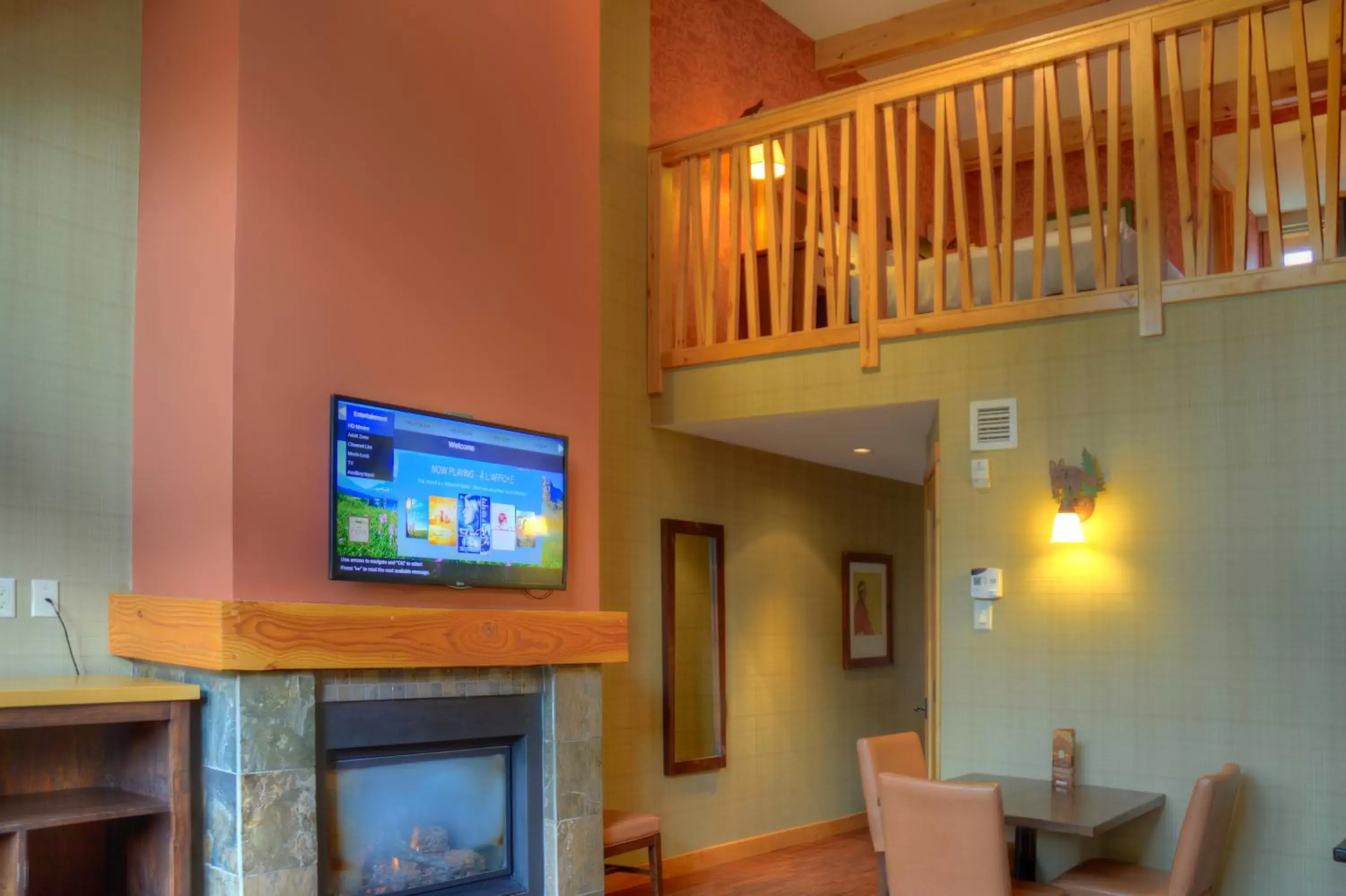 Living room, TV/Entertainment Center in Fox Hotel and Suites