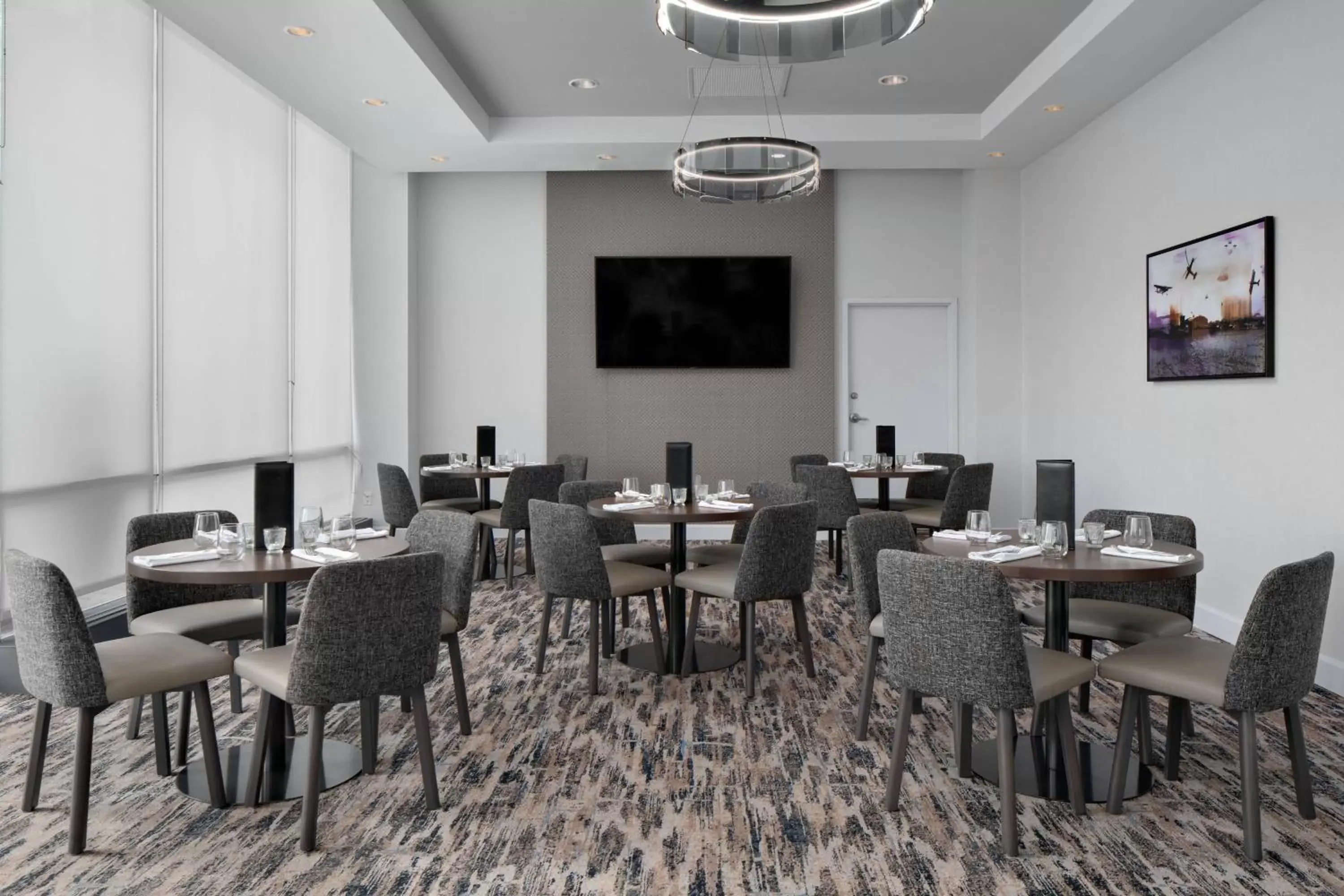 Meeting/conference room, Restaurant/Places to Eat in Courtyard by Marriott Edmonton Downtown