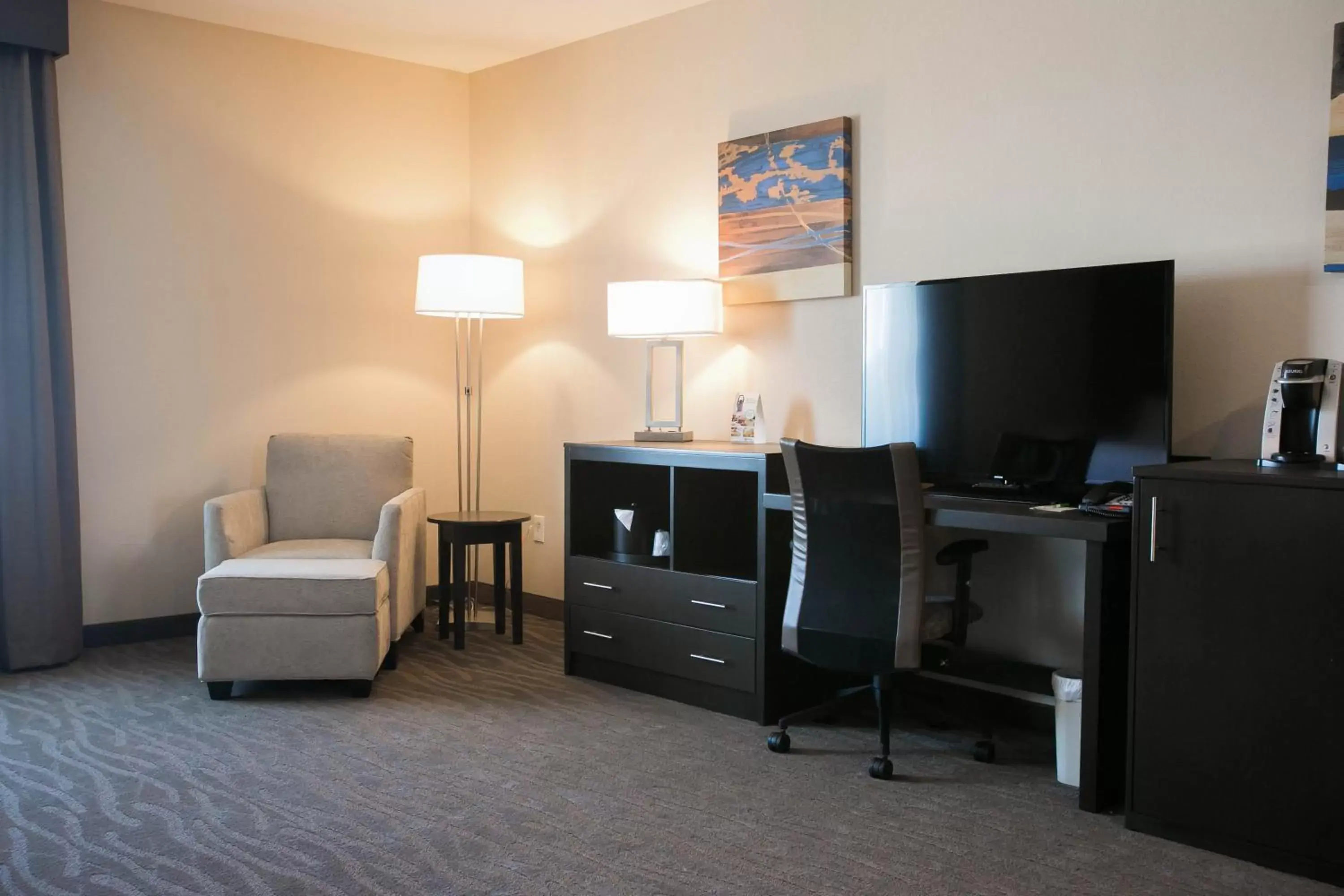 Photo of the whole room, TV/Entertainment Center in Holiday Inn Longview - North, an IHG Hotel