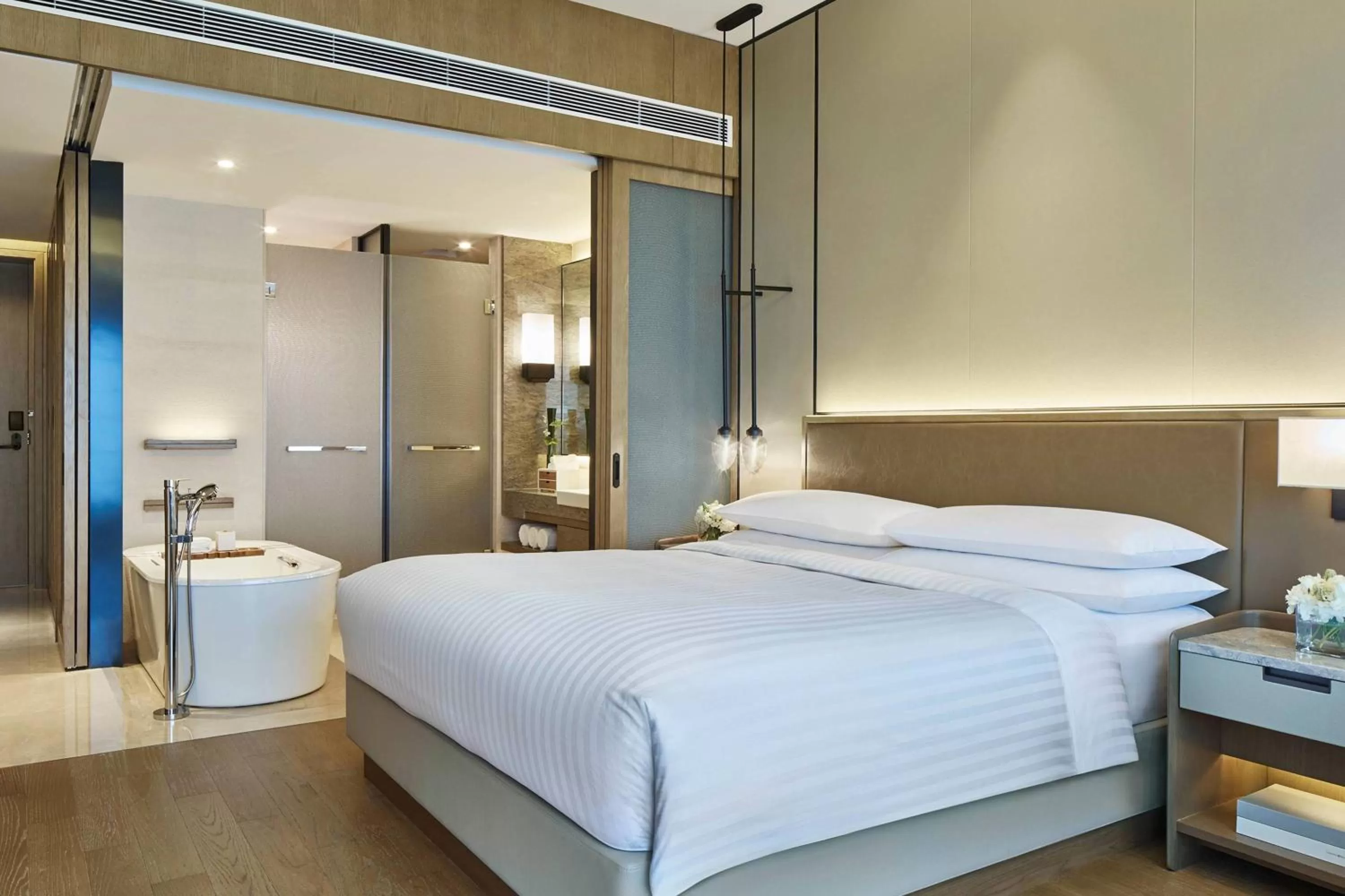 Photo of the whole room, Bed in Hangzhou Marriott Hotel Qianjiang