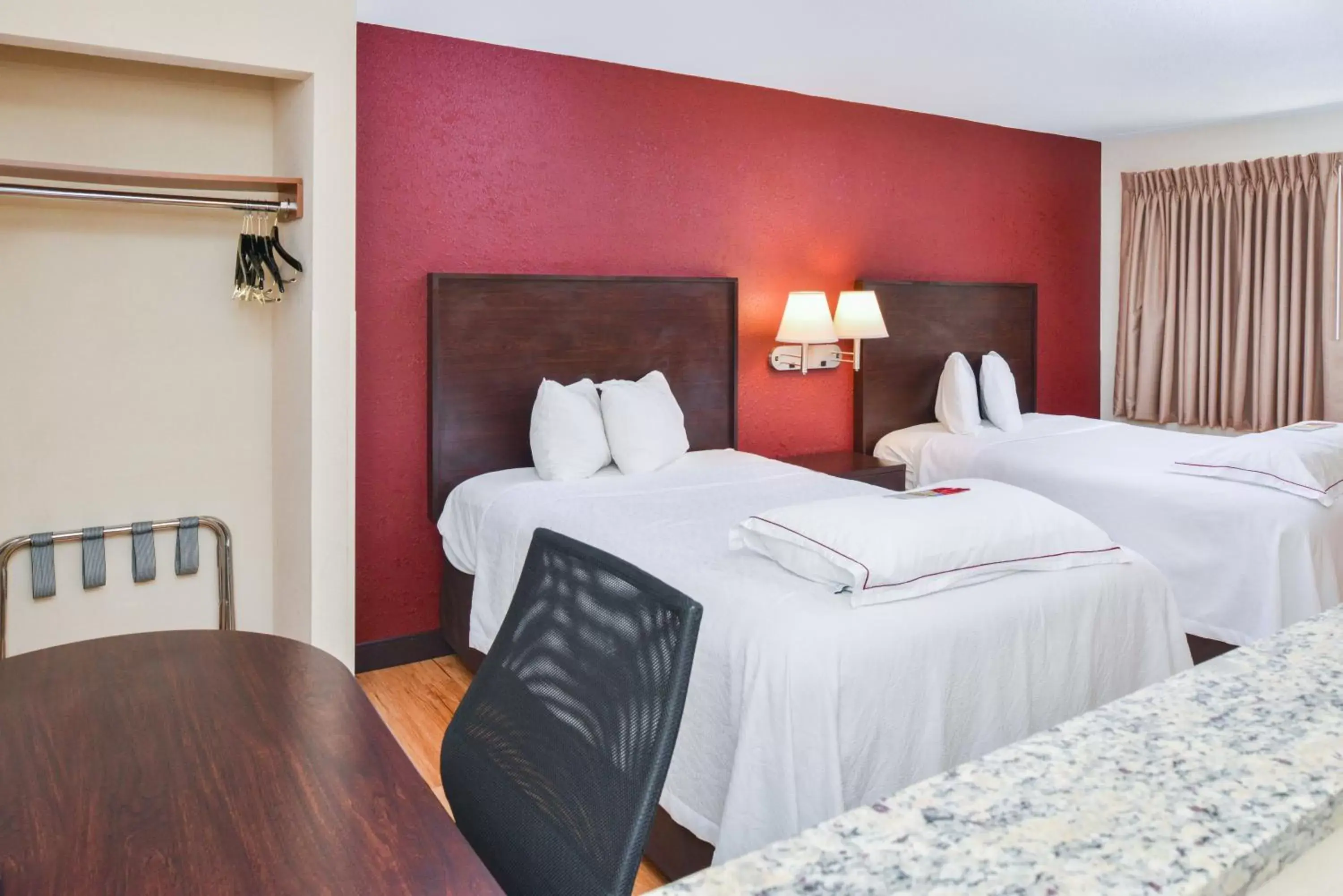 Photo of the whole room, Bed in Red Roof Inn PLUS+ & Suites Guilford