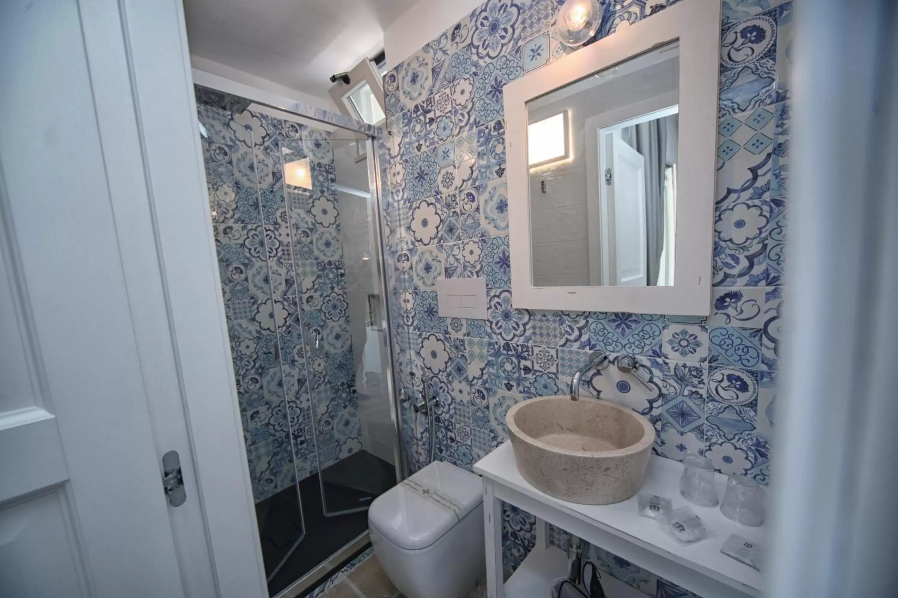 Shower, Bathroom in Mare Versus Luxury Suites