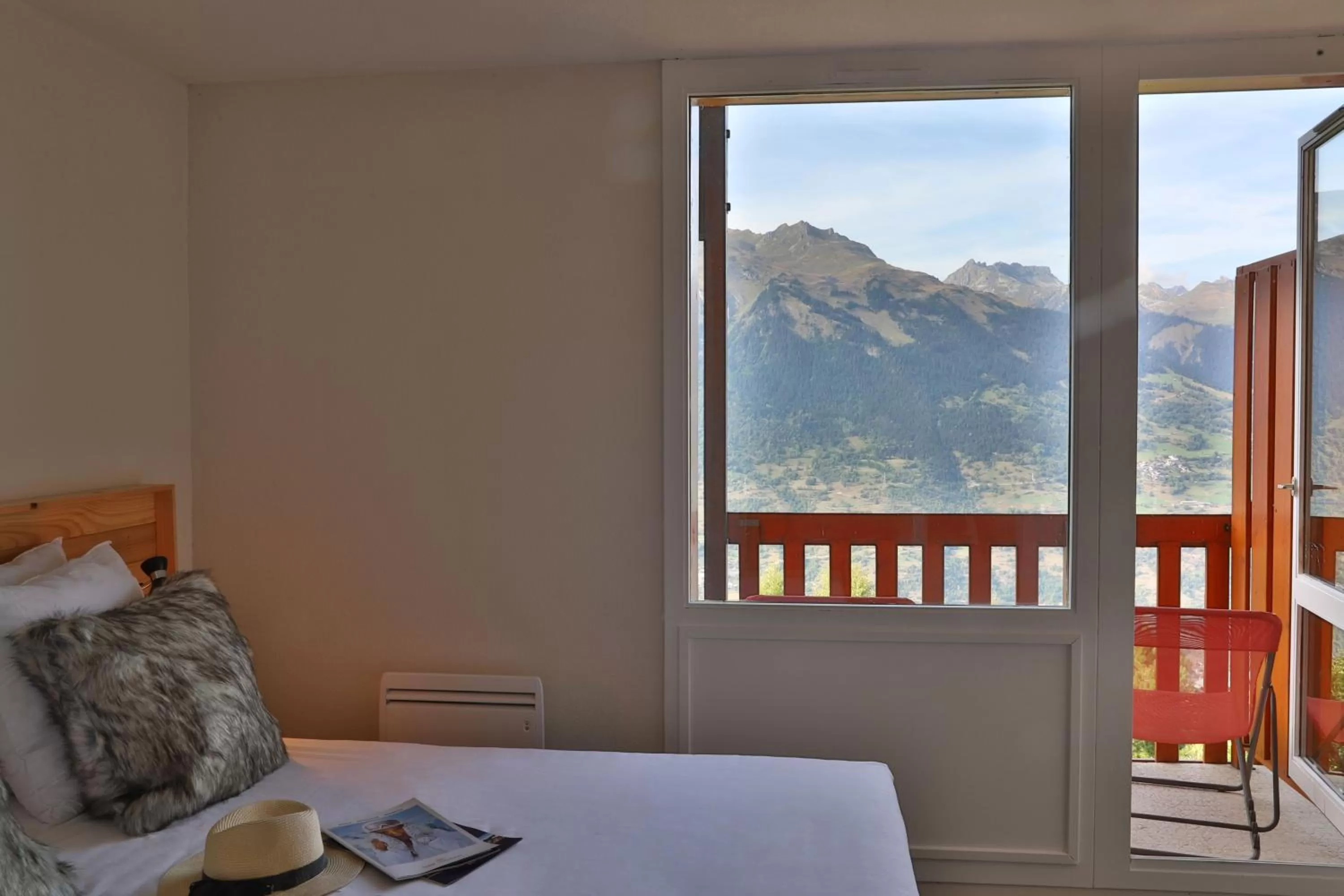 Bedroom, Bed in SOWELL Family La Lauzière