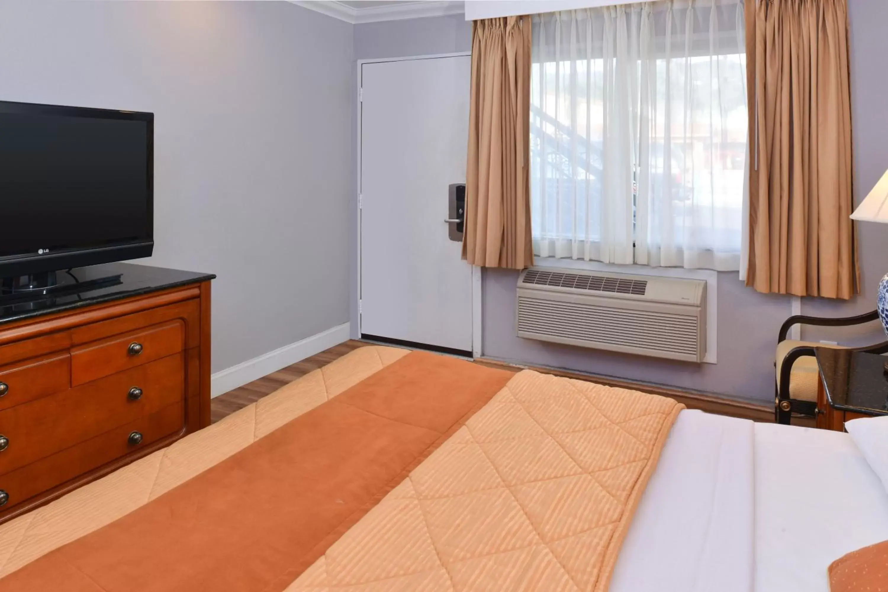 Bedroom, TV/Entertainment Center in Highlander Motel