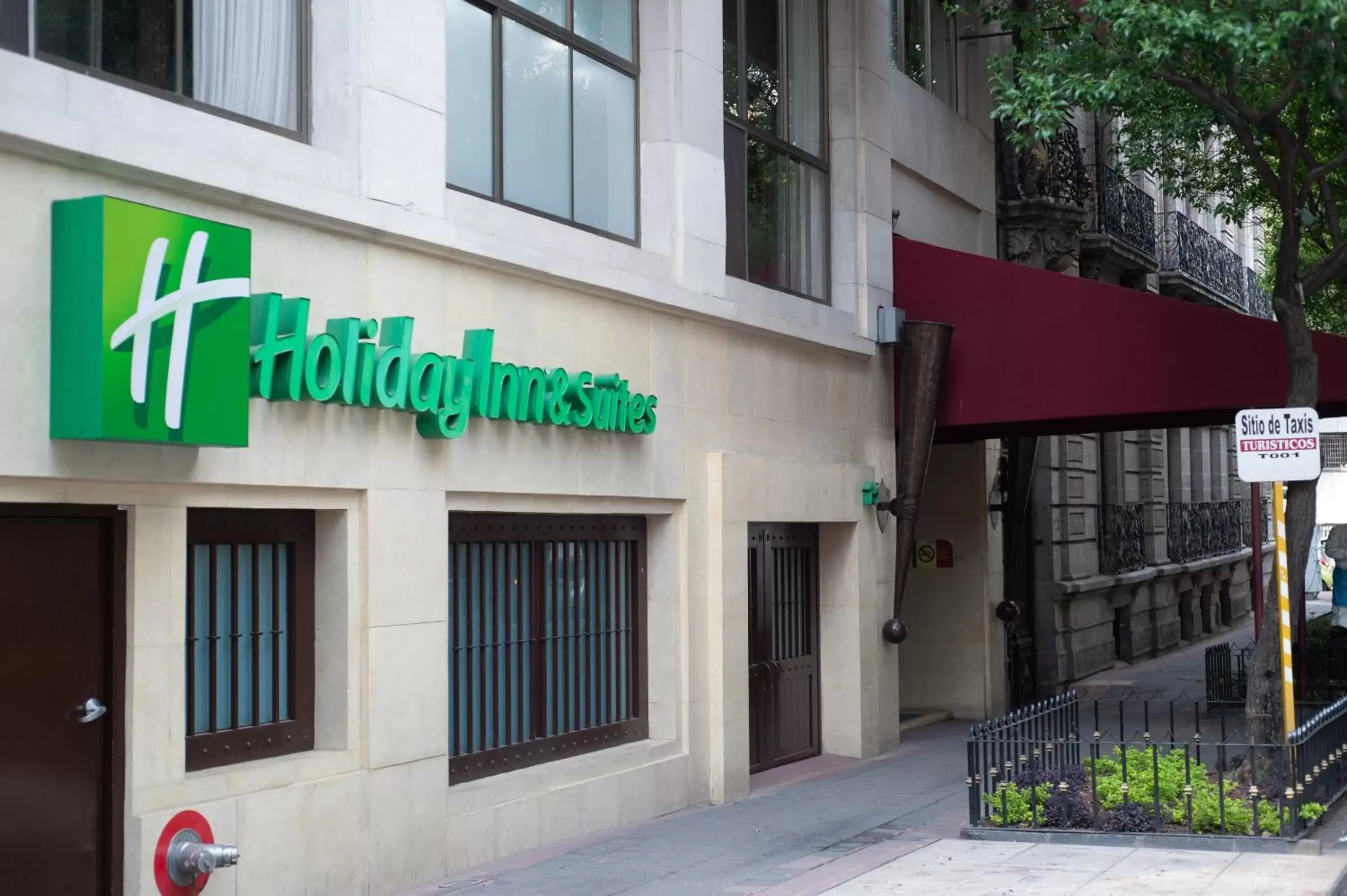 Property Building in Holiday Inn & Suites Mexico Zona Reforma, an IHG Hotel