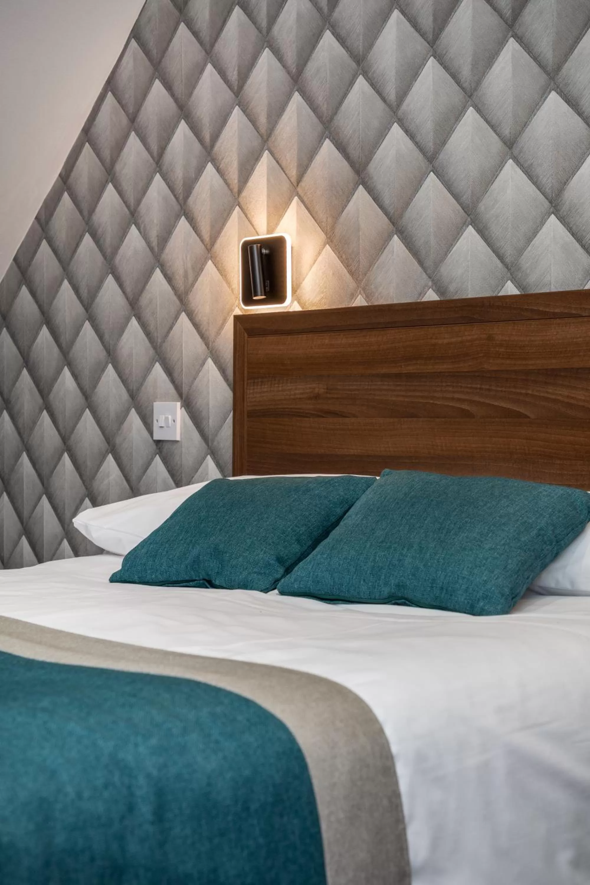 Property building, Bed in King Solomon Hotel- Golders Green