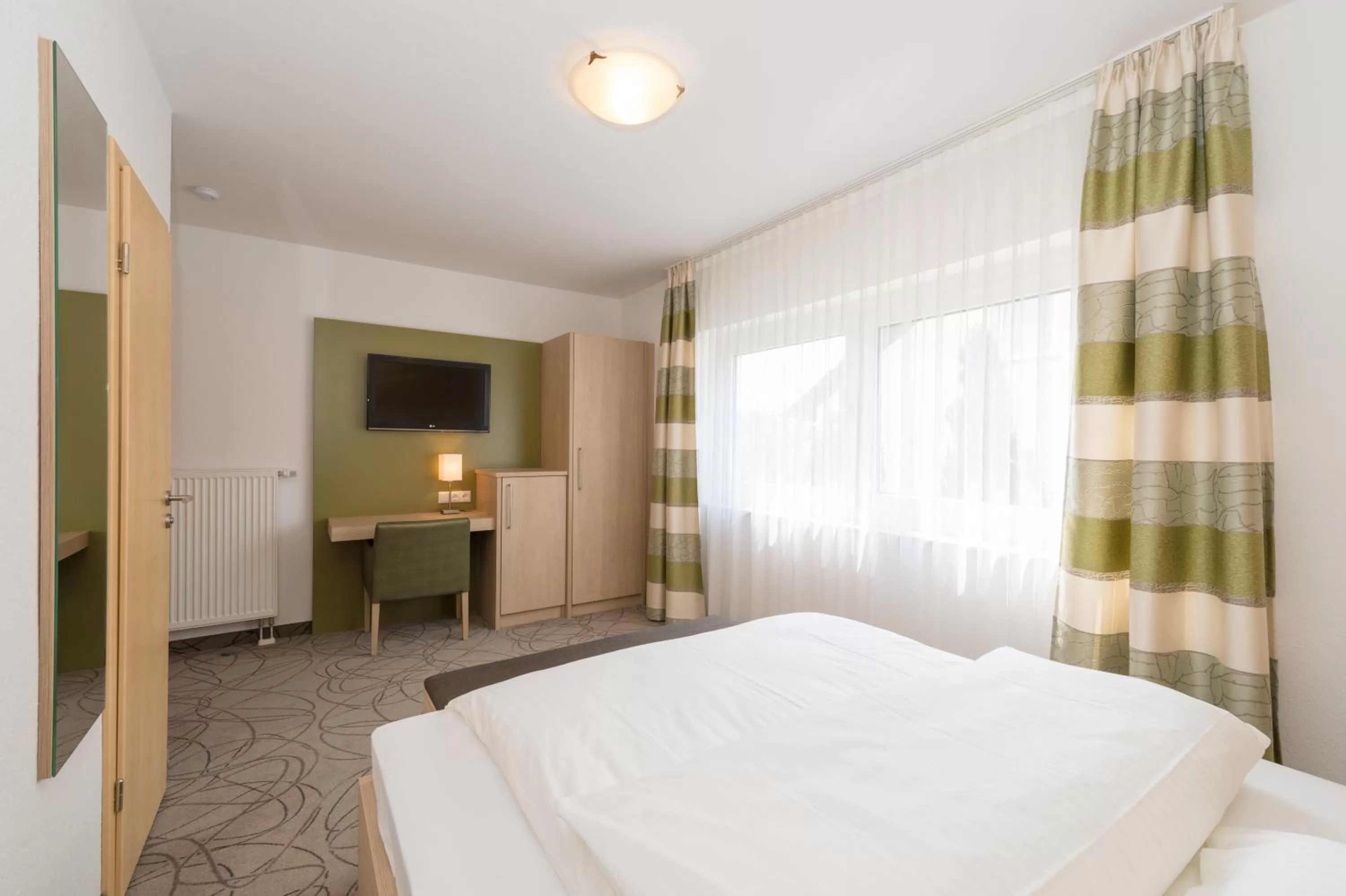 TV and multimedia, Bed in Hotel SCHNEIDER