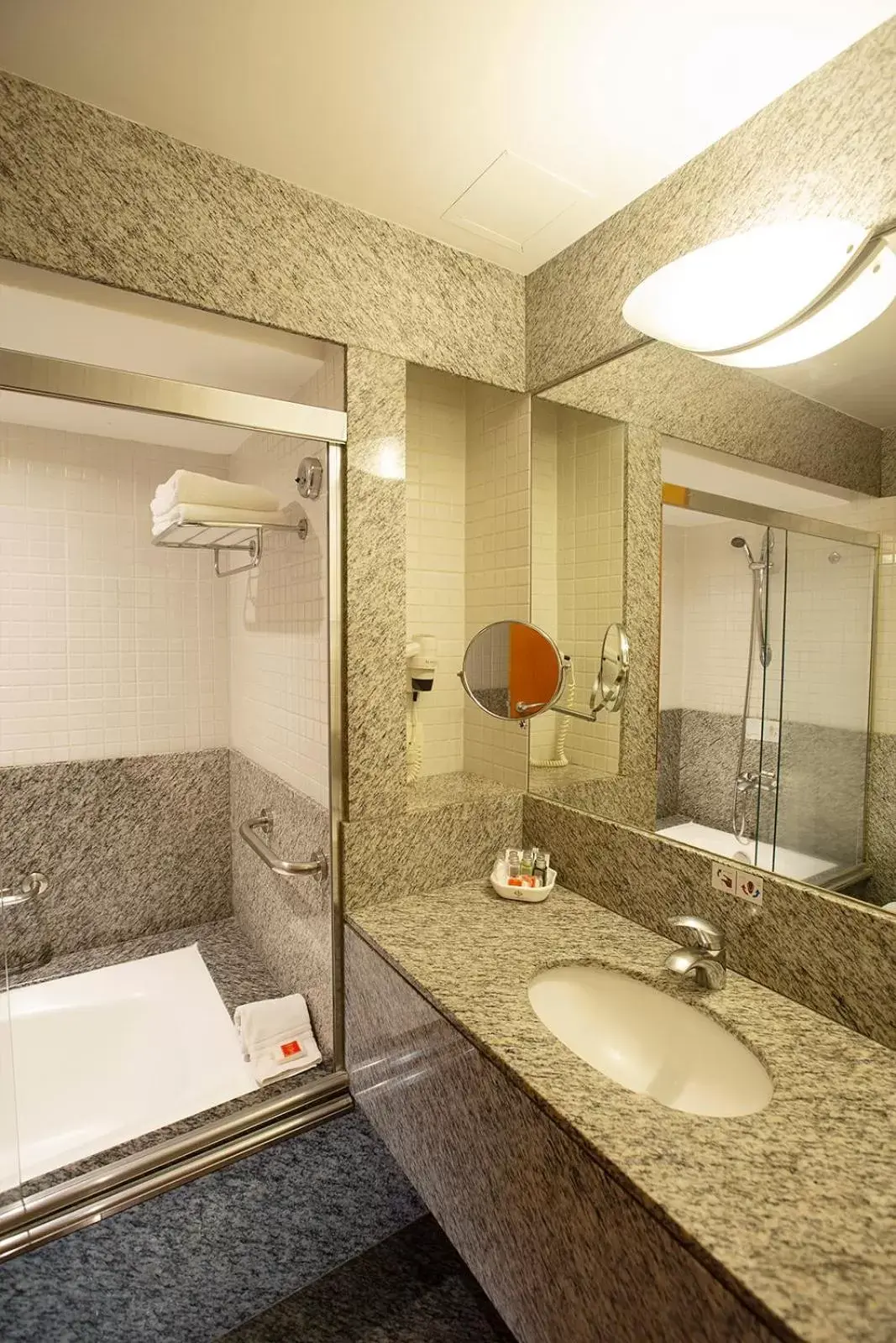 Bathroom in Golden Tower Pinheiros by Fênix Hotéis