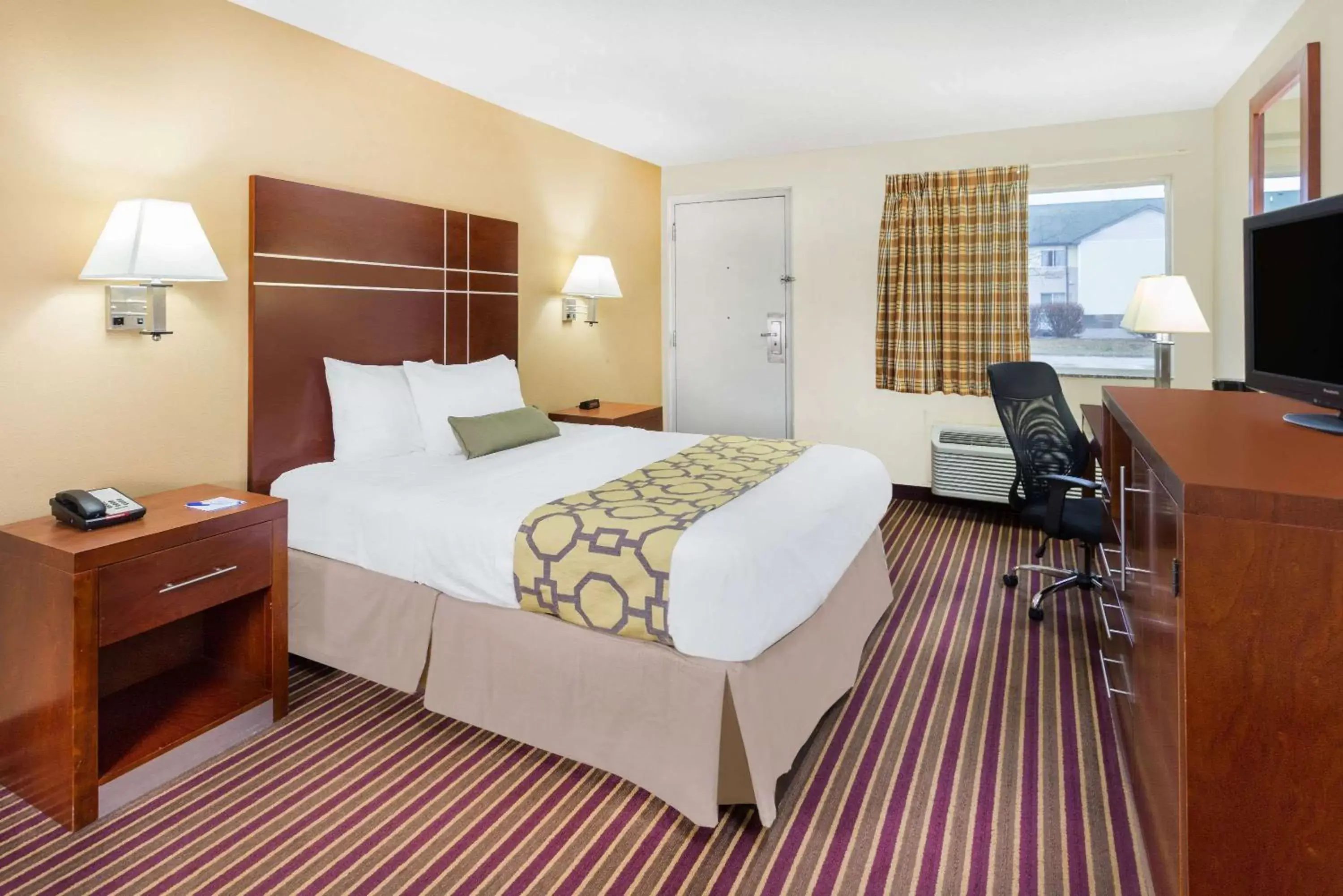 Photo of the whole room, Bed in Baymont by Wyndham Bowling Green Photo of the whole room, Bed in Baymont by Wyndham Bowling Green