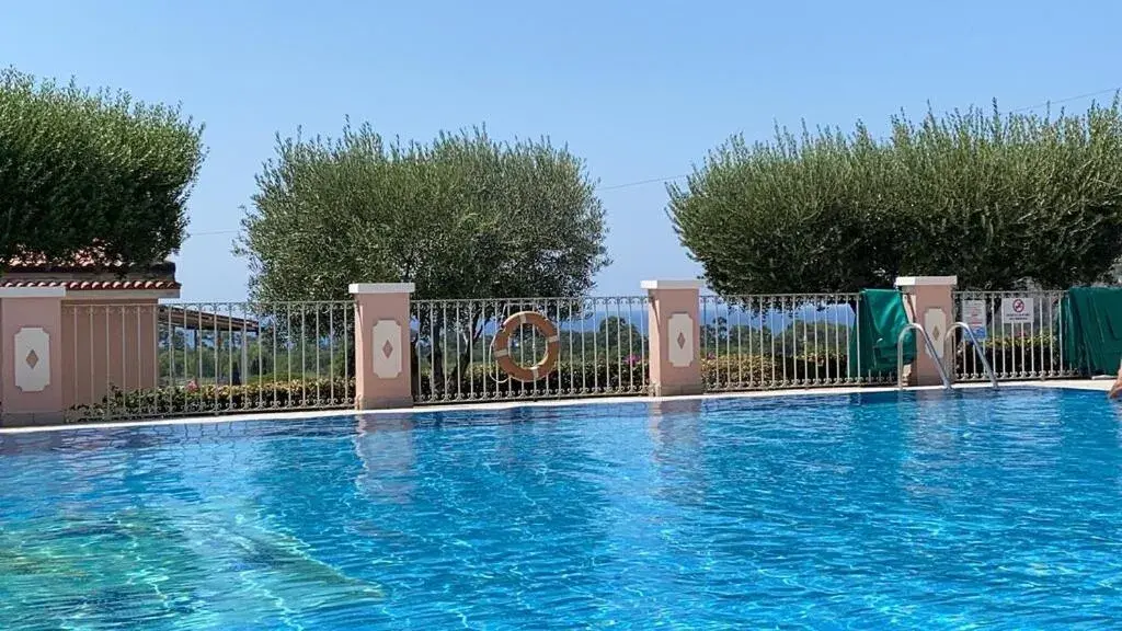 Swimming Pool in Hotel Ristorante Borgo La Tana