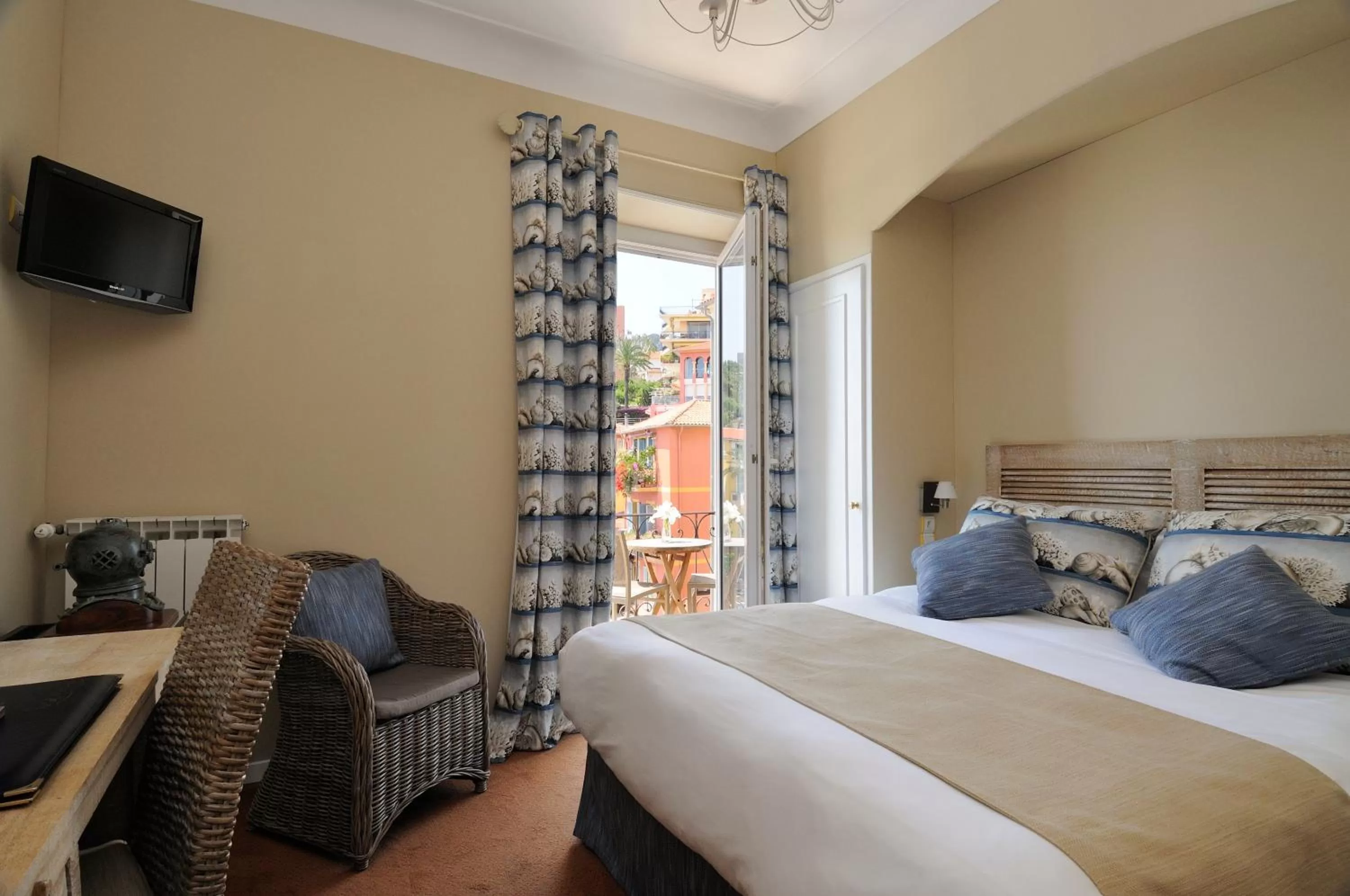 Photo of the whole room, Bed in Welcome Hotel