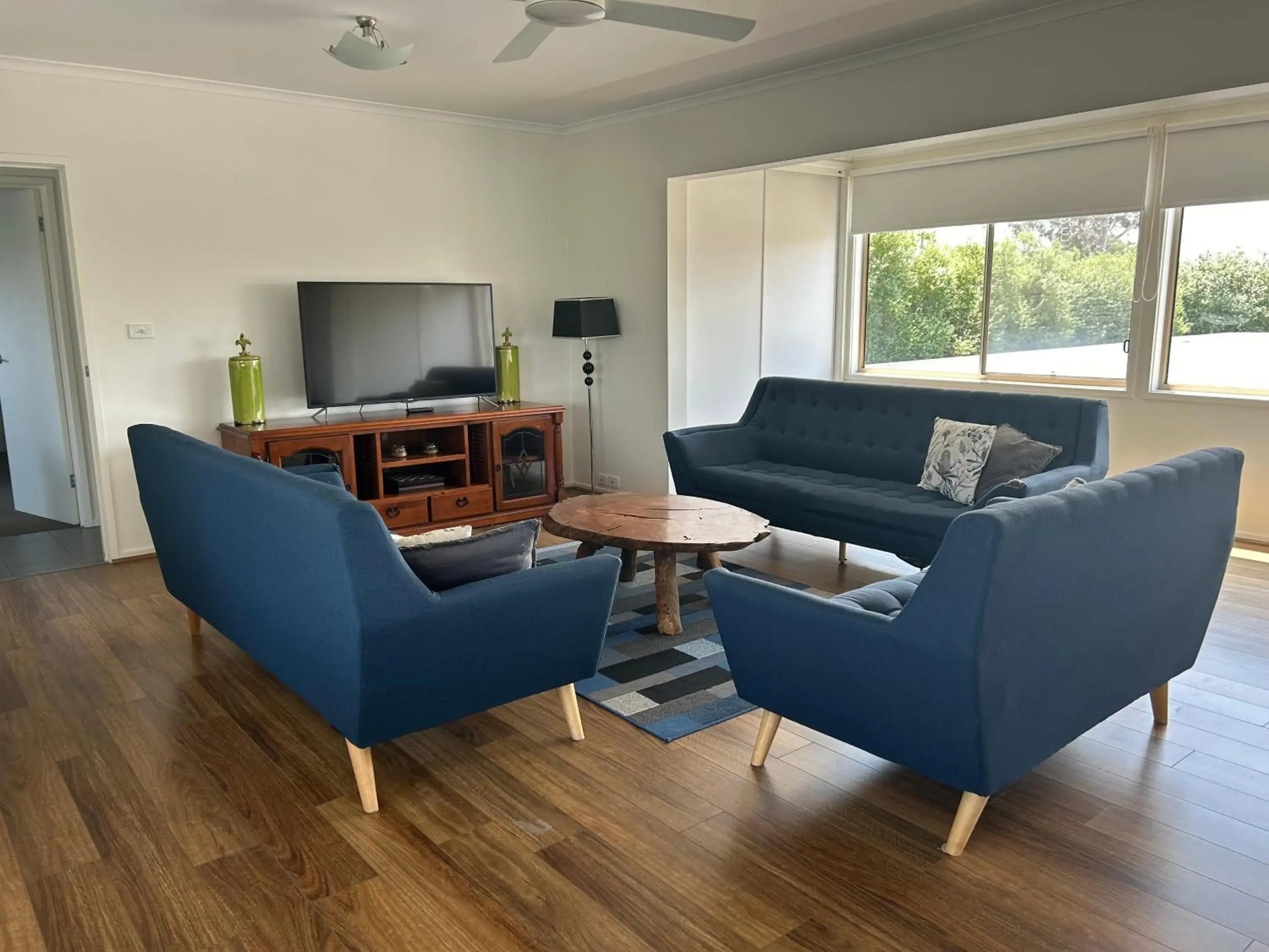 Living room, Seating Area in Portarlington Beach Motel