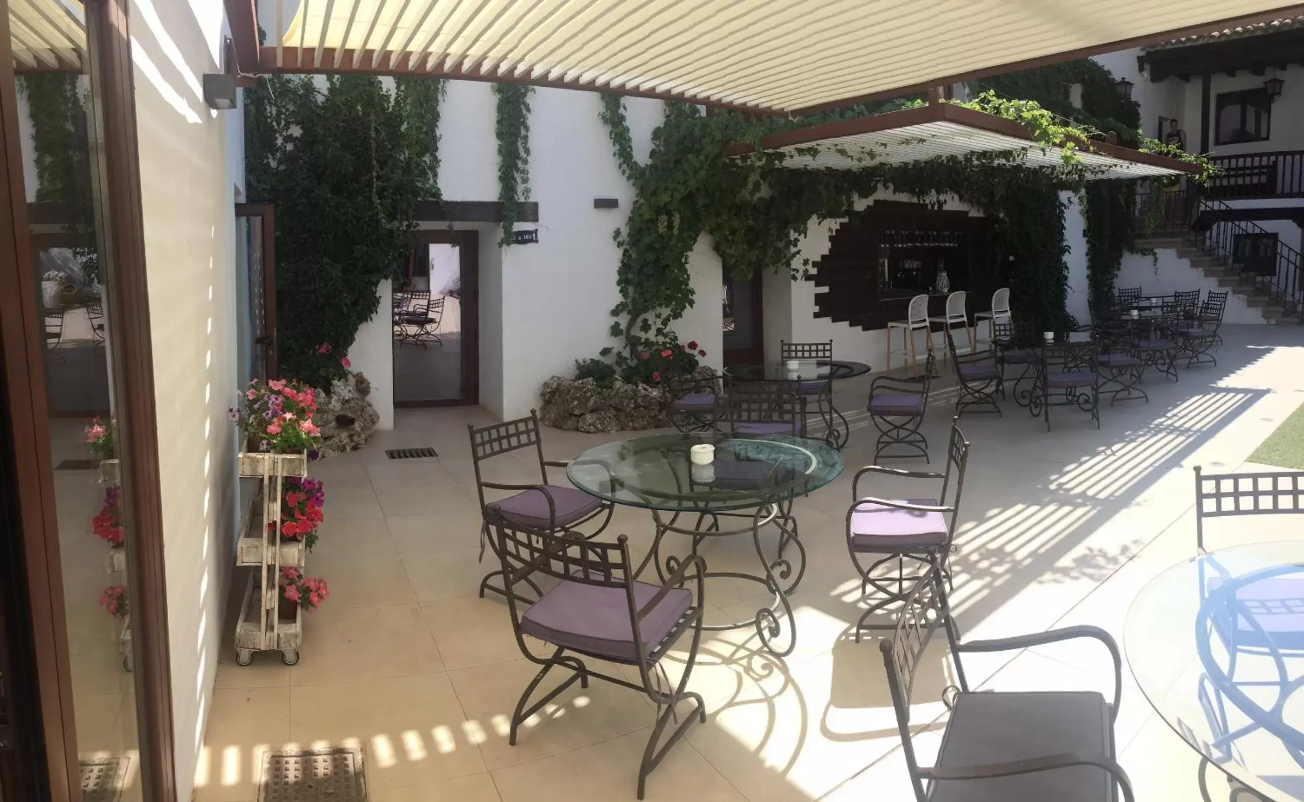 Patio, Restaurant/Places to Eat in Hotel Resort Cueva del Fraile