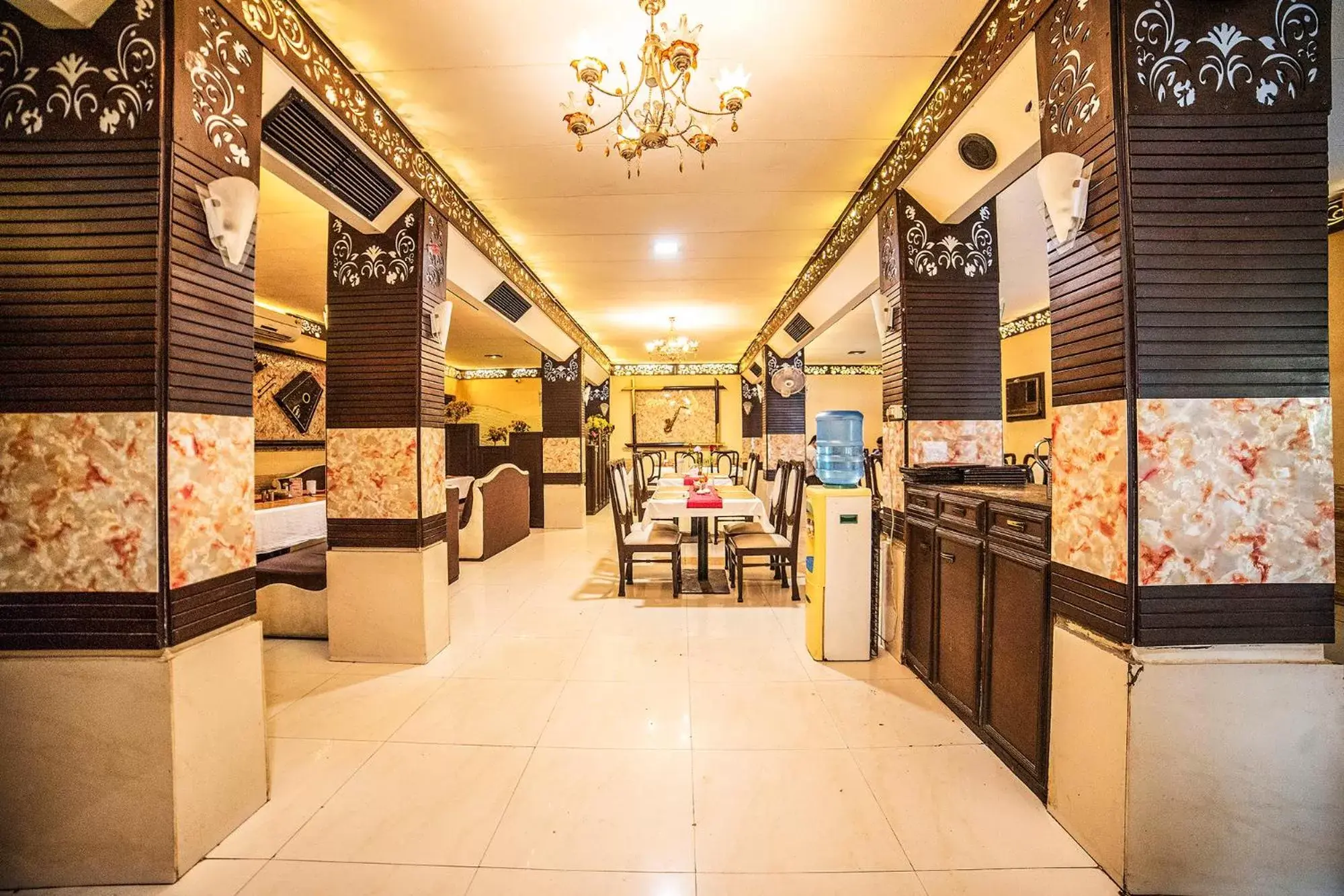 Restaurant/places to eat in FabHotel Santoor Geeta Bhawan Square Restaurant/places to eat in FabHotel Santoor Geeta Bhawan Square