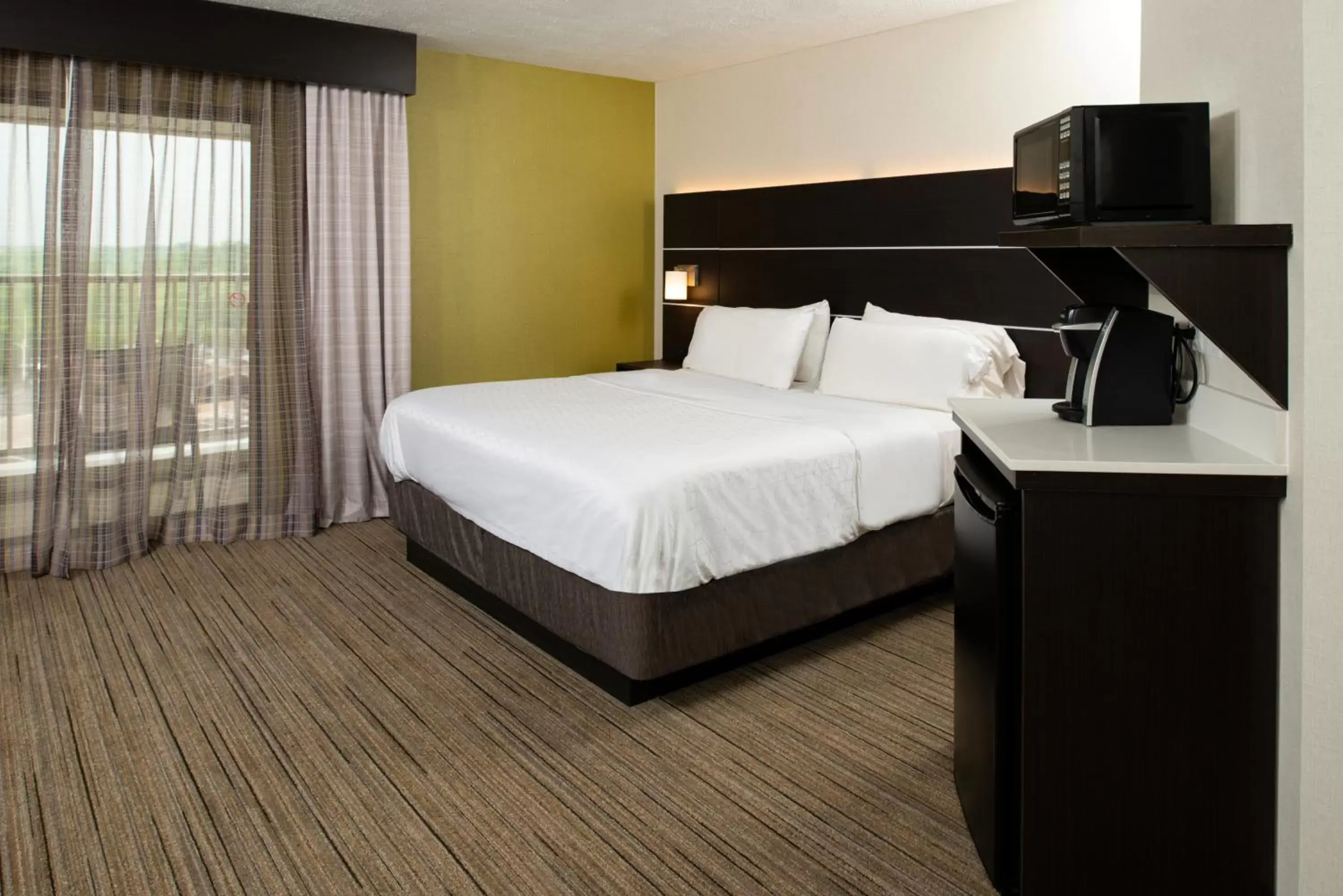 Bedroom, Bed in Holiday Inn Express Cincinnati West, an IHG Hotel