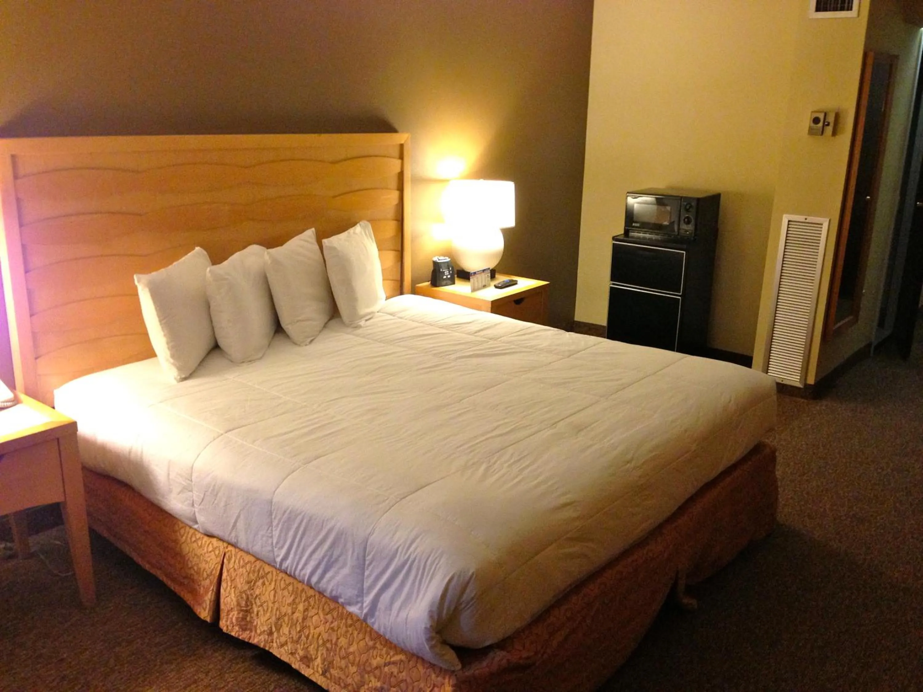 Bed in The Avalon Hotel and Conference Center