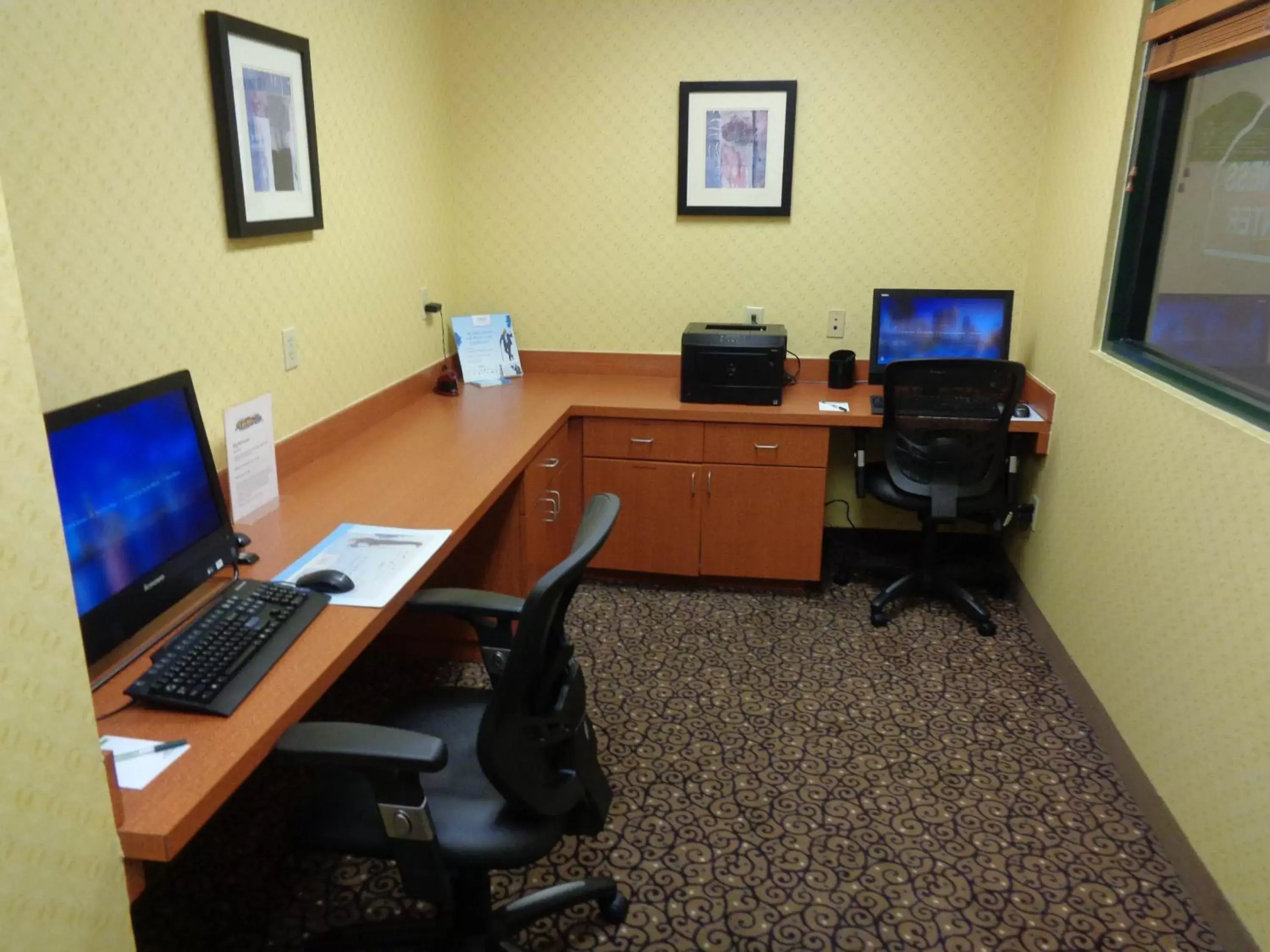 Business facilities, TV/Entertainment Center in Wingate by Wyndham Destin
