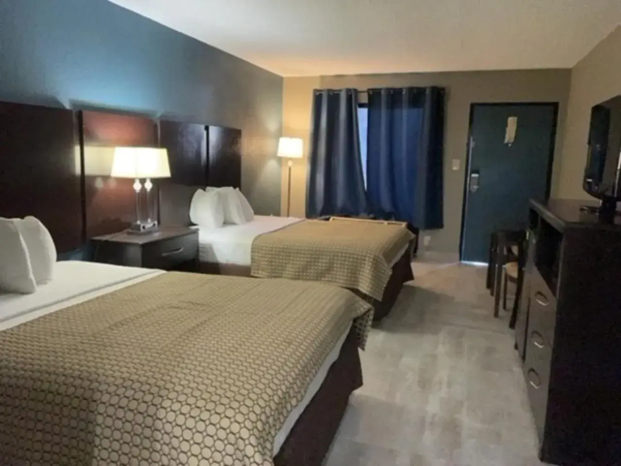 Photo of the whole room, Bed in Guest Inn Lake City