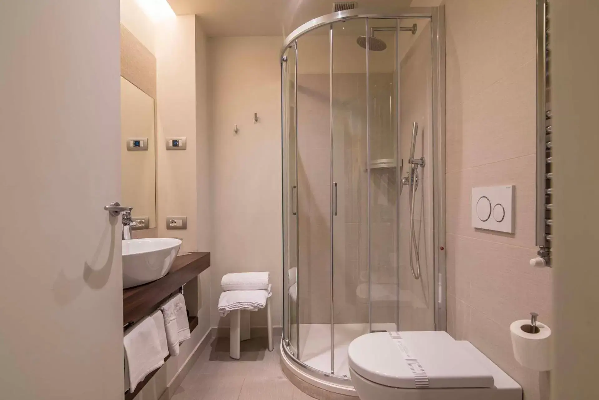 Shower, Bathroom in Terme Preistoriche Resort & Spa