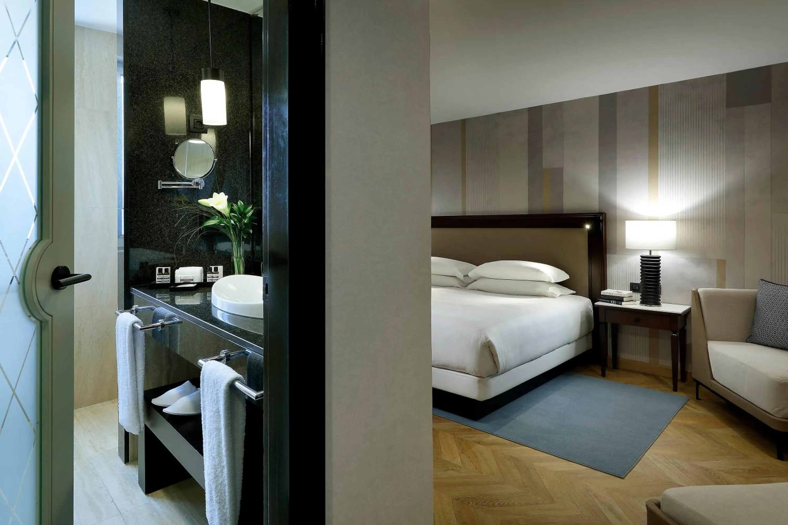 Bathroom, Bed in Hyatt Regency Hesperia Madrid