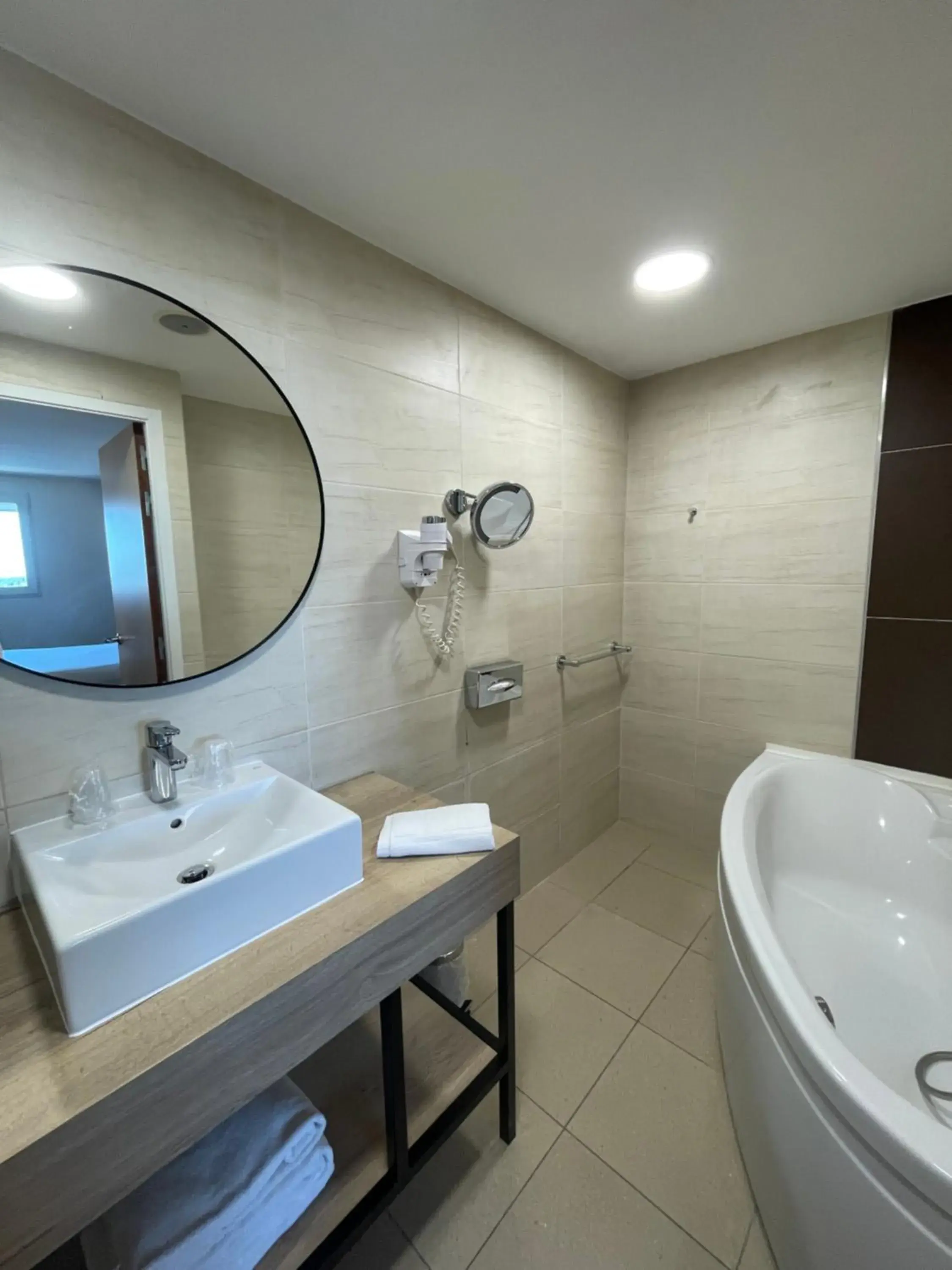 Shower, Bathroom in Kyriad Prestige Montpellier Ouest - Croix D'argent