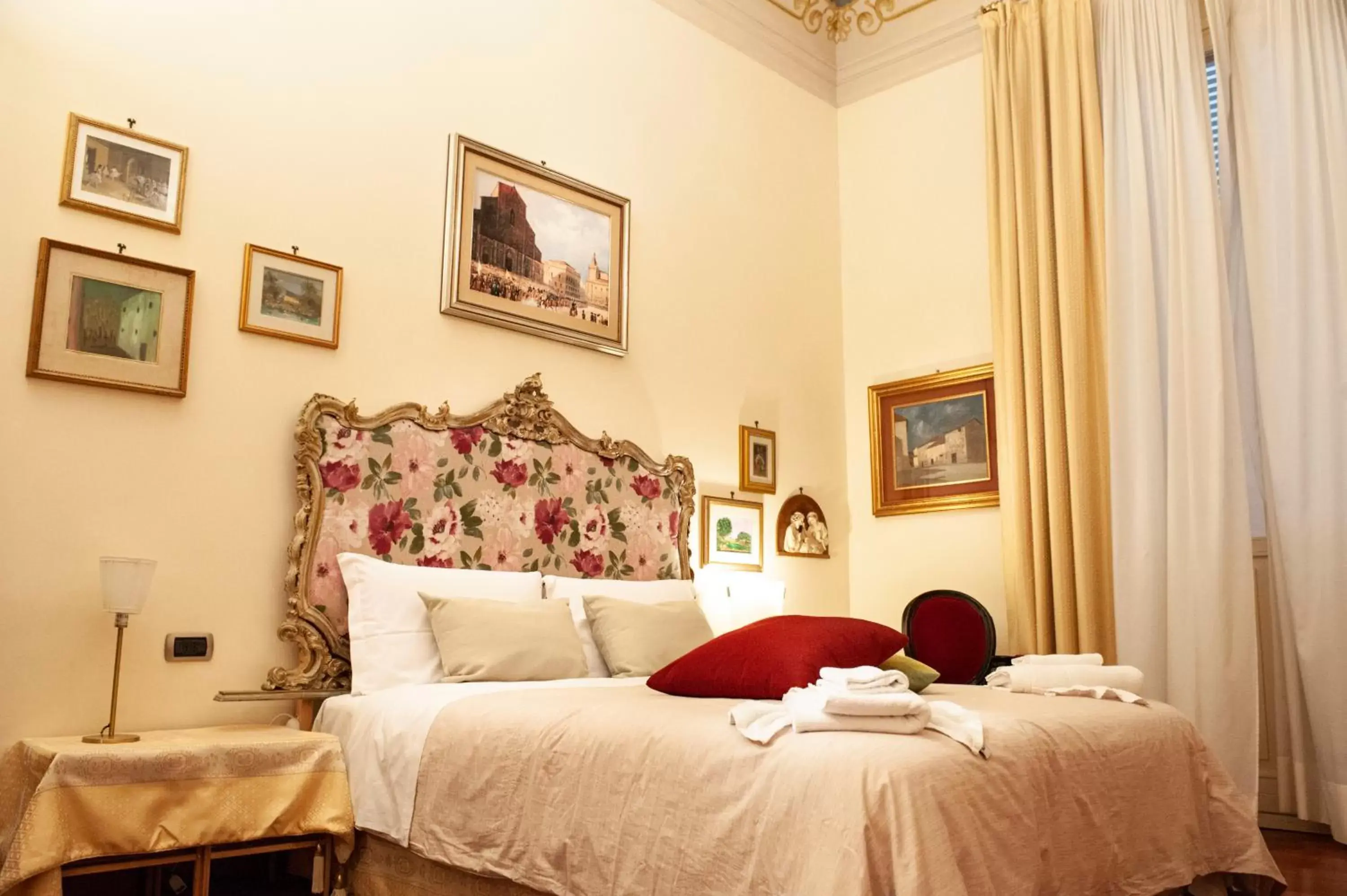 Photo of the whole room, Bed in Gran Suite Piazza Maggiore - T&T communications