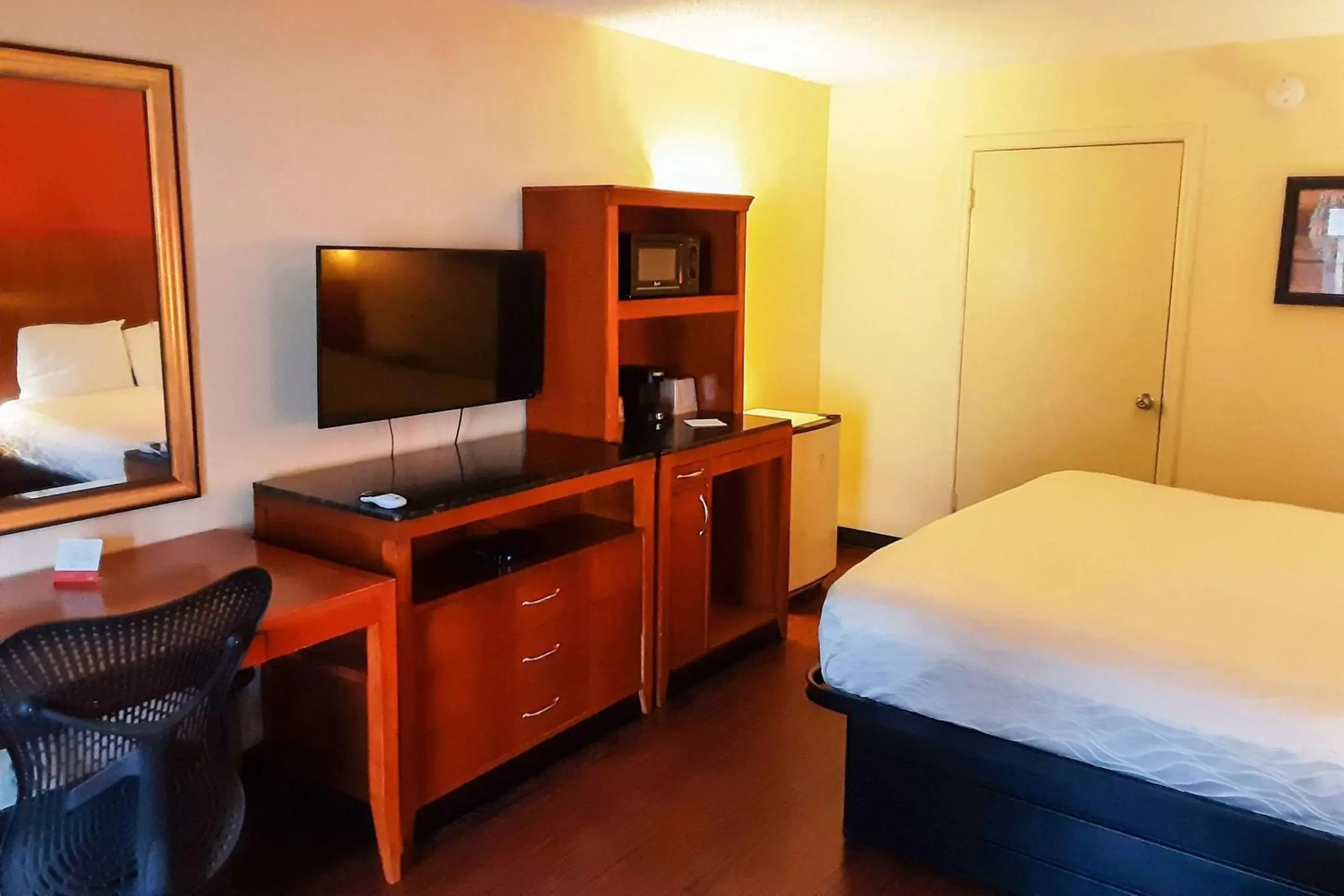 Bedroom, TV/Entertainment Center in Econo Lodge Inn & Suites - Griffin