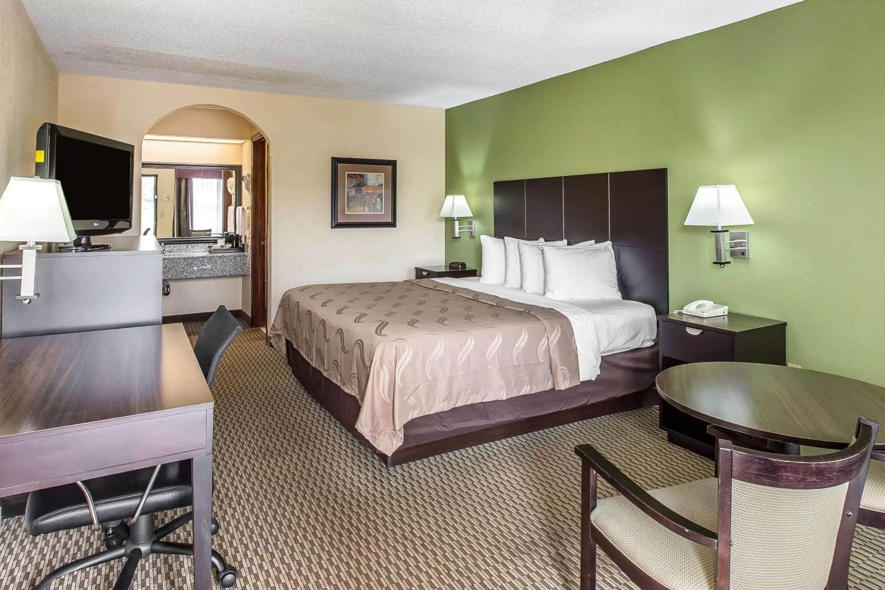 Photo of the whole room, Bed in Quality Inn Adairsville-Calhoun South