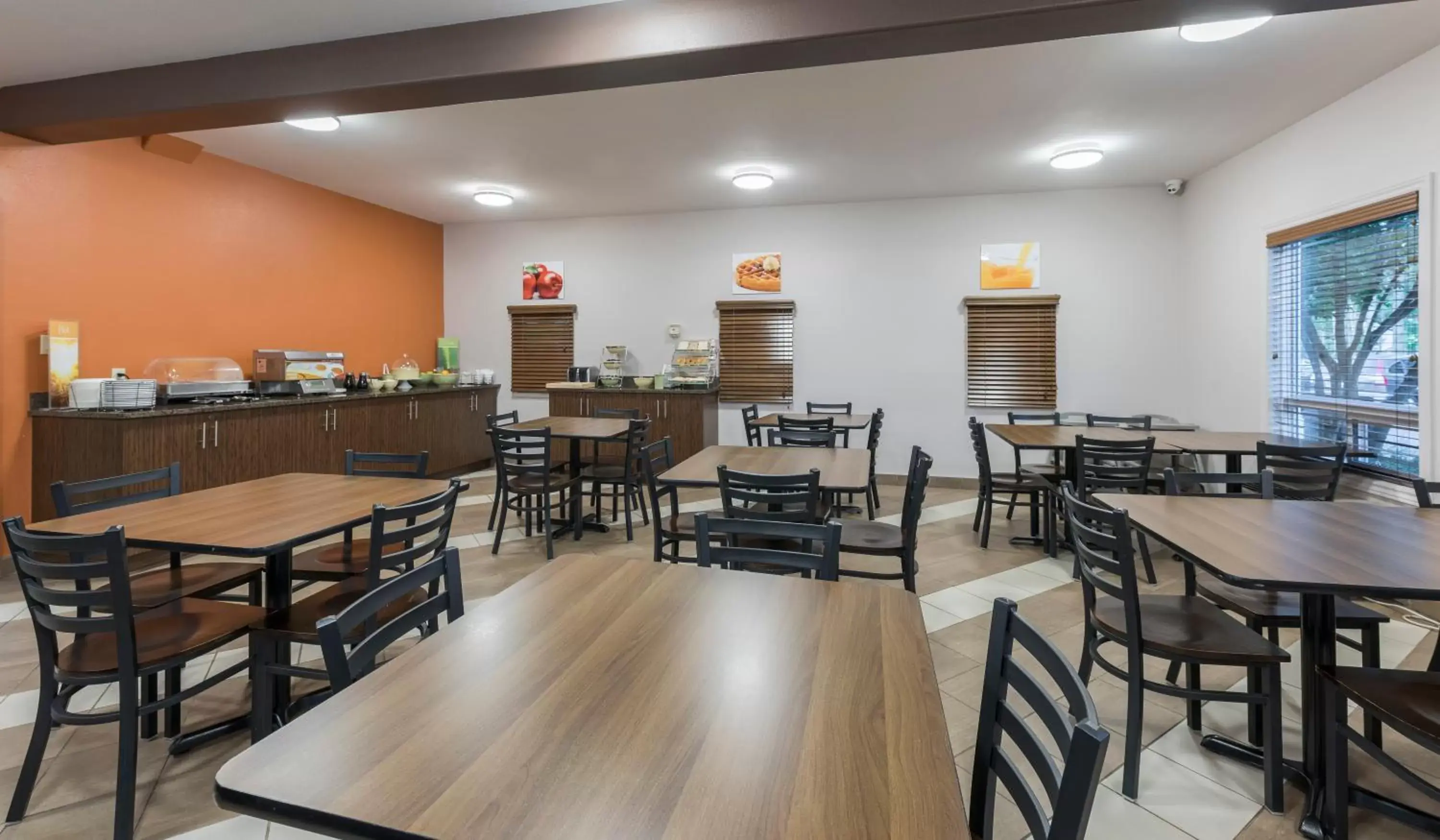 Buffet breakfast, Restaurant/Places to Eat in Quality Inn Airport Dieppe