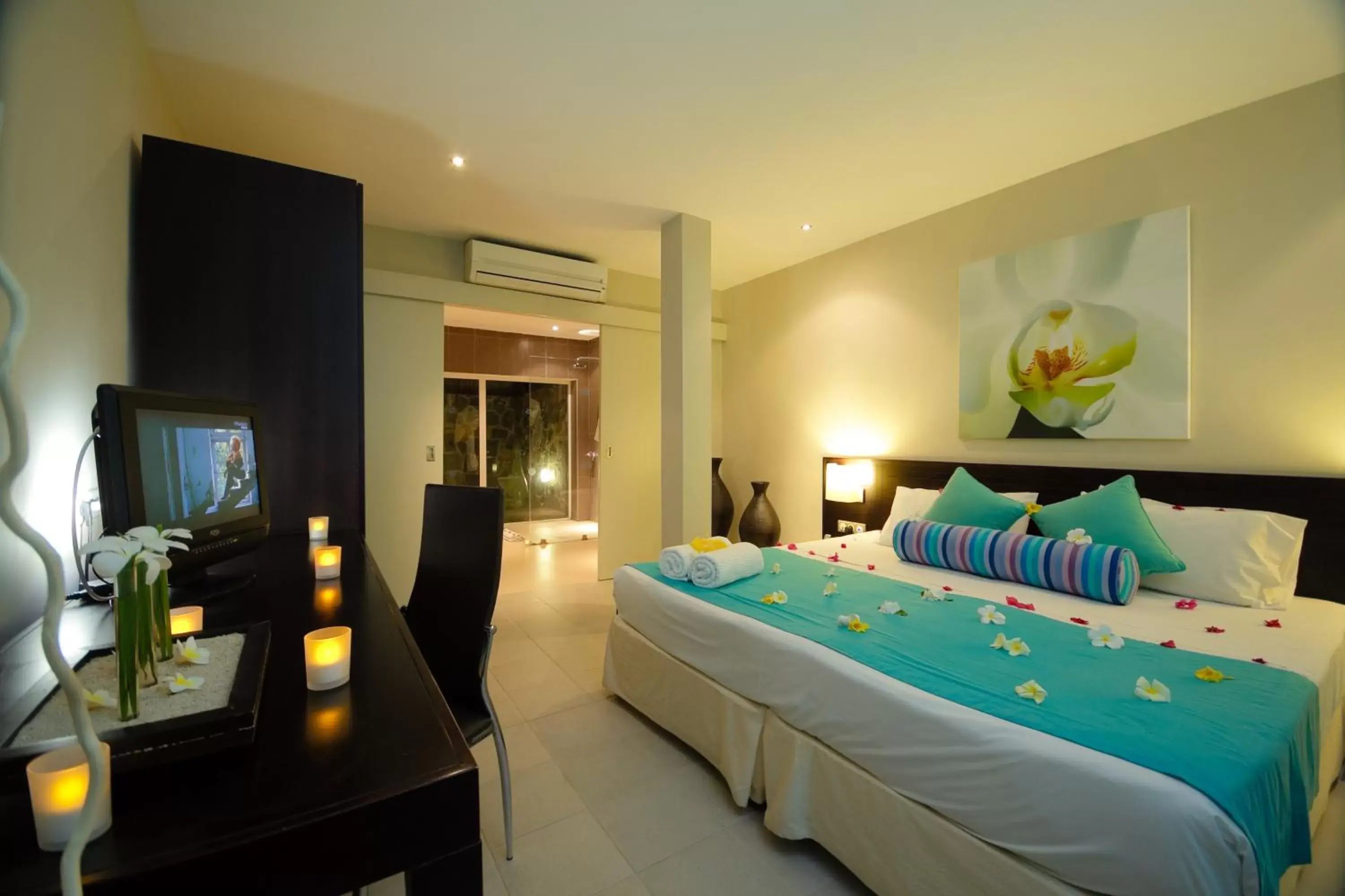 TV and multimedia, Bed in Ocean Villas Hotel
