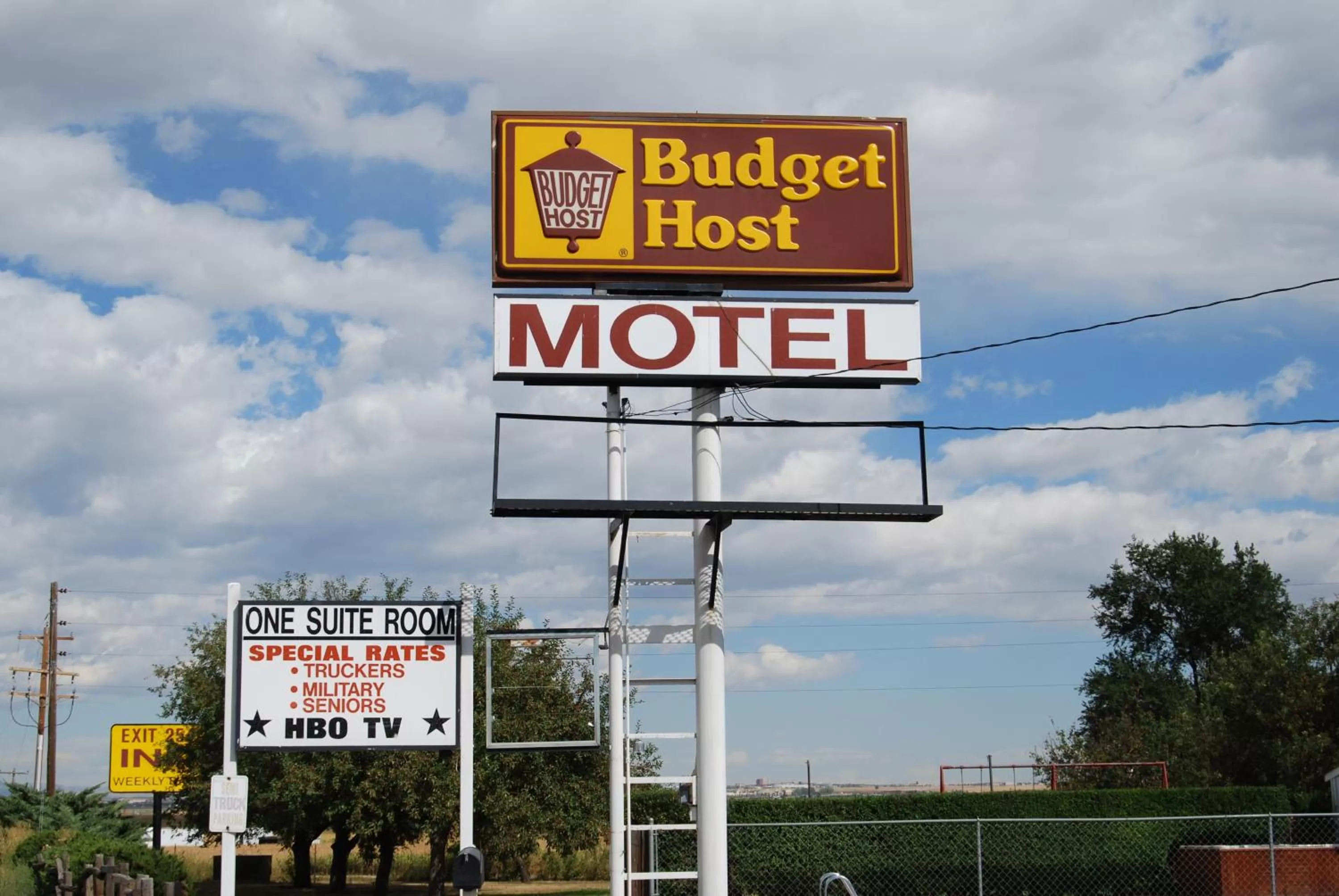 Logo/Certificate/Sign in Budget Host Exit 254 Inn