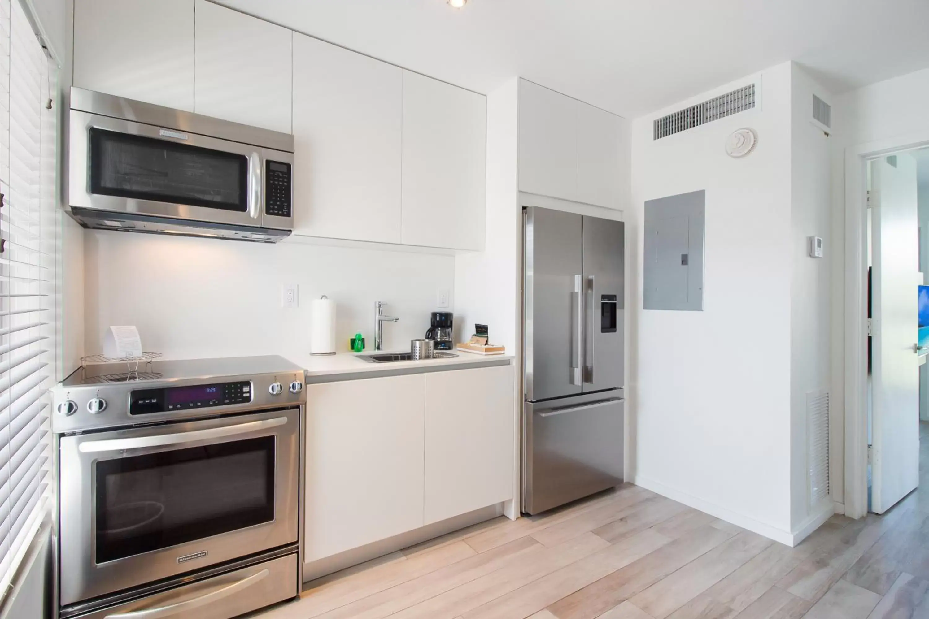 Kitchen or kitchenette, Kitchen/Kitchenette in Beach Haus Key Biscayne Contemporary Apartments