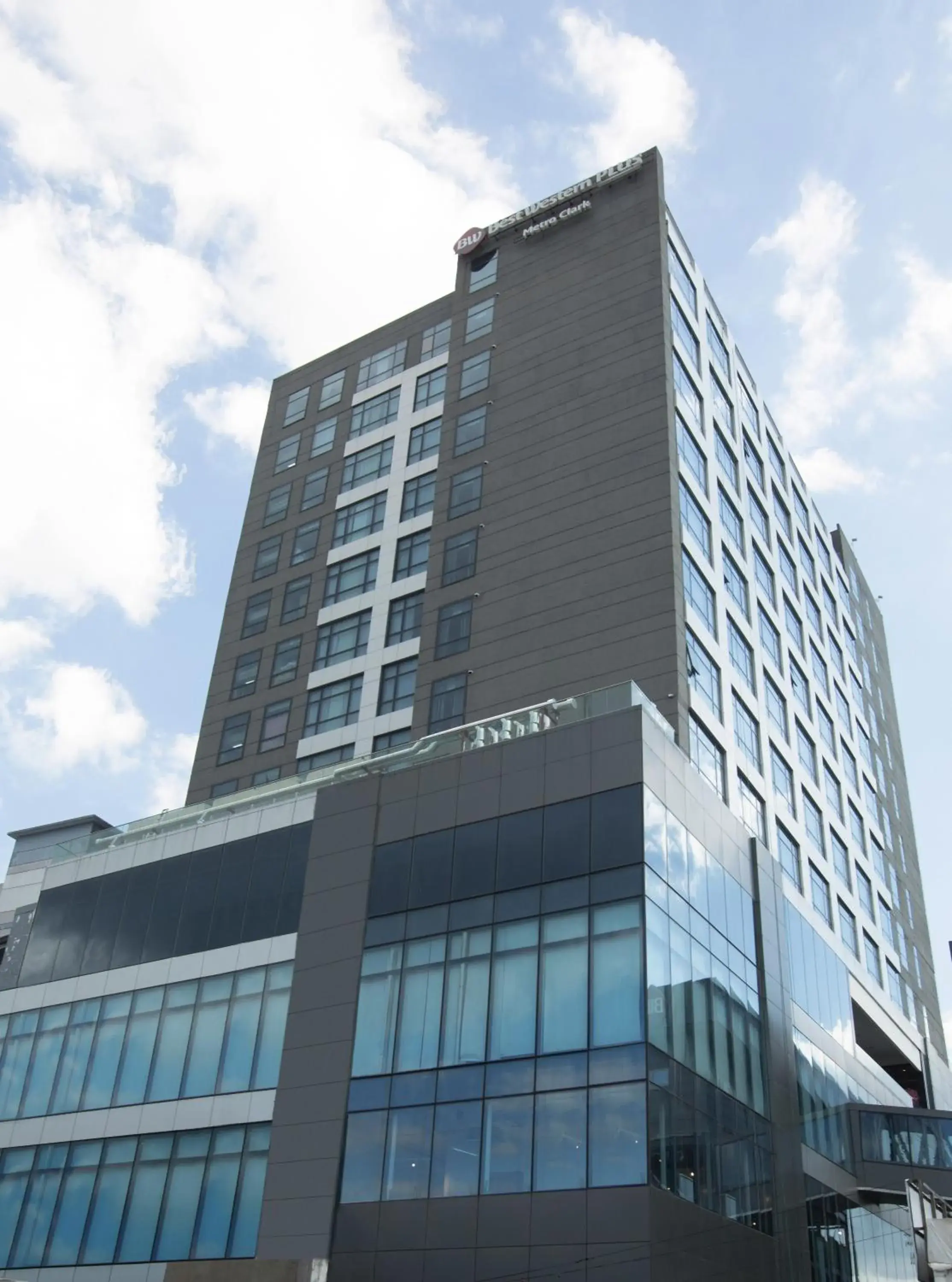 Property building in Best Western Plus Metro Clark Property building in Best Western Plus Metro Clark