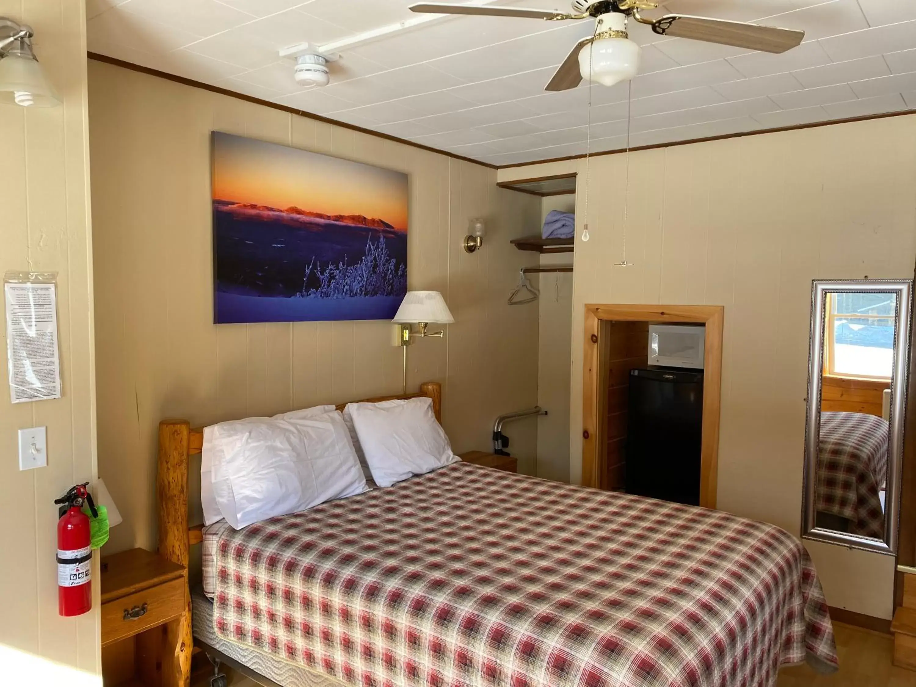 Bedroom, Bed in Mountain View Motel & Campground