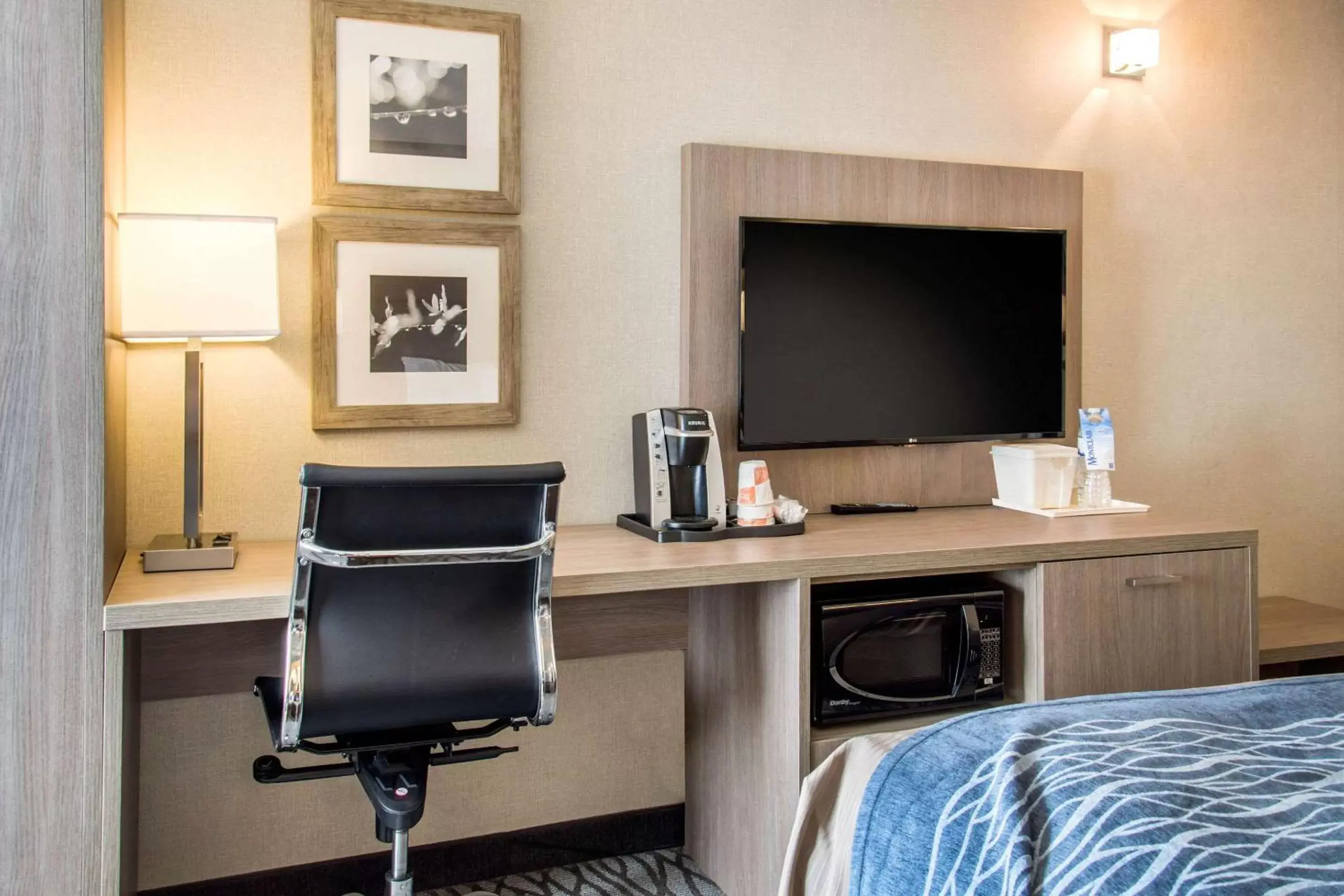 Photo of the whole room, TV/Entertainment Center in Comfort Inn Airport Dorval