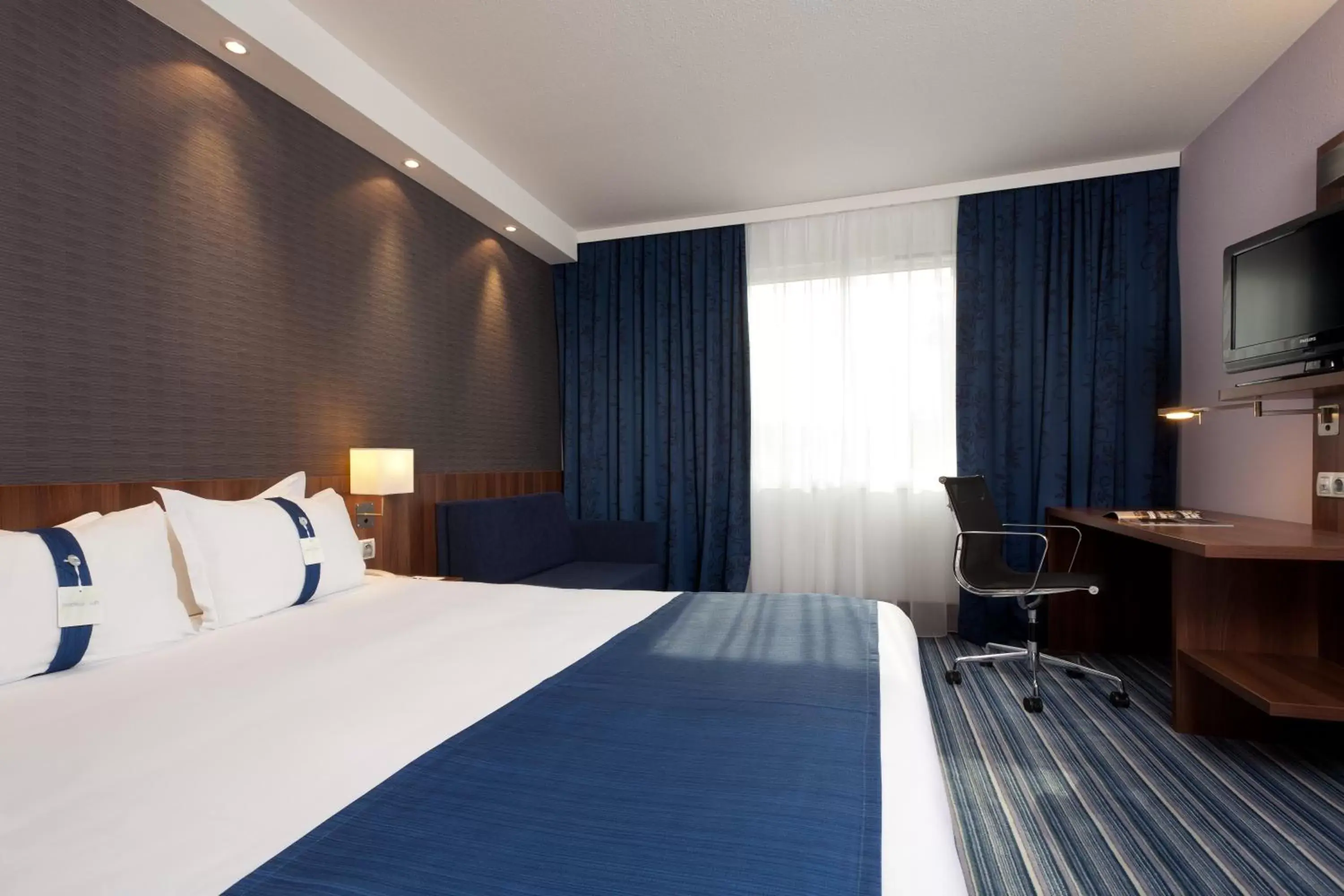 Photo of the whole room, Bed in Holiday Inn Express Strasbourg - Sud, an IHG Hotel