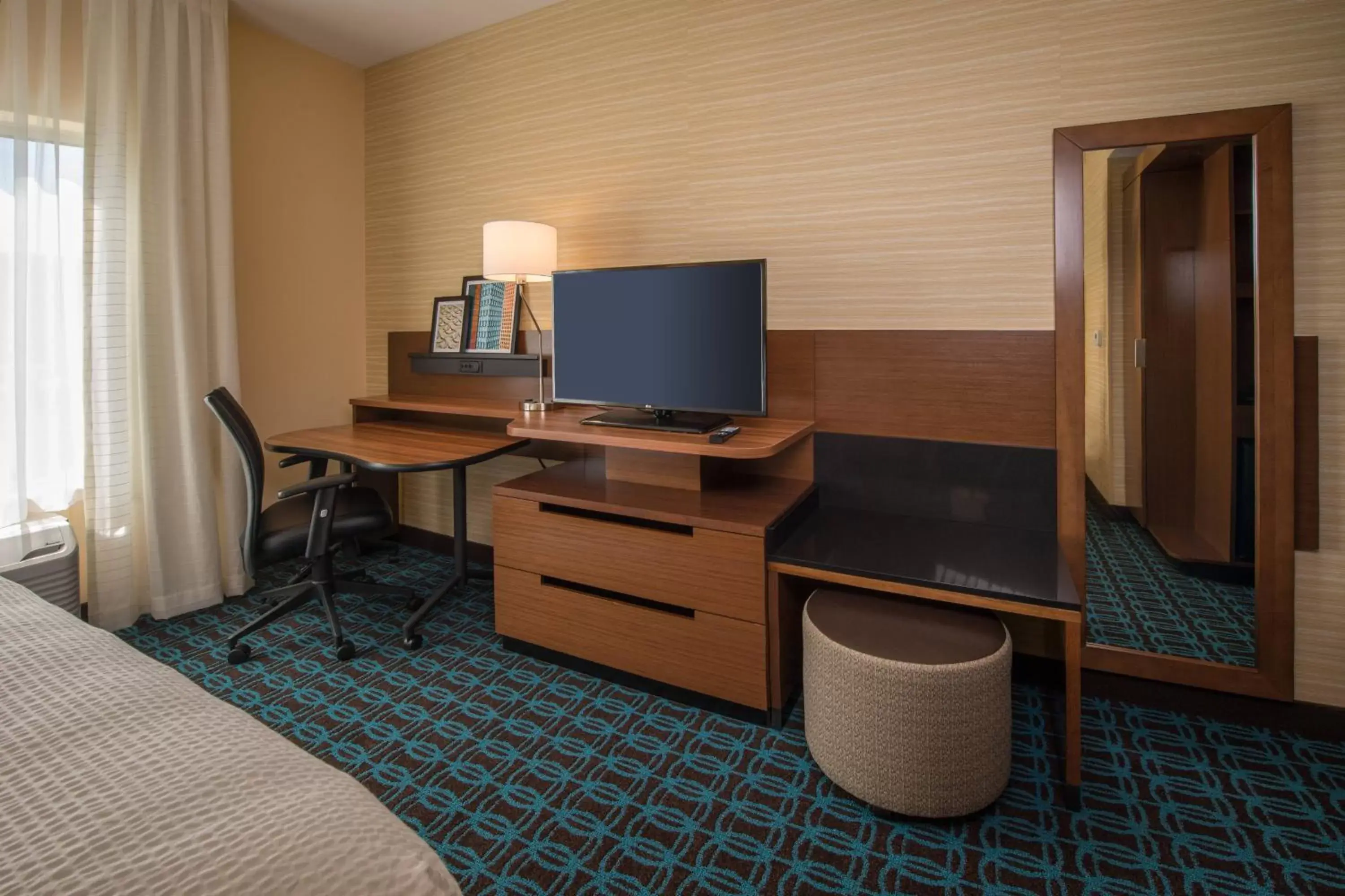 Photo of the whole room, TV/Entertainment Center in Fairfield Inn & Suites by Marriott Altoona