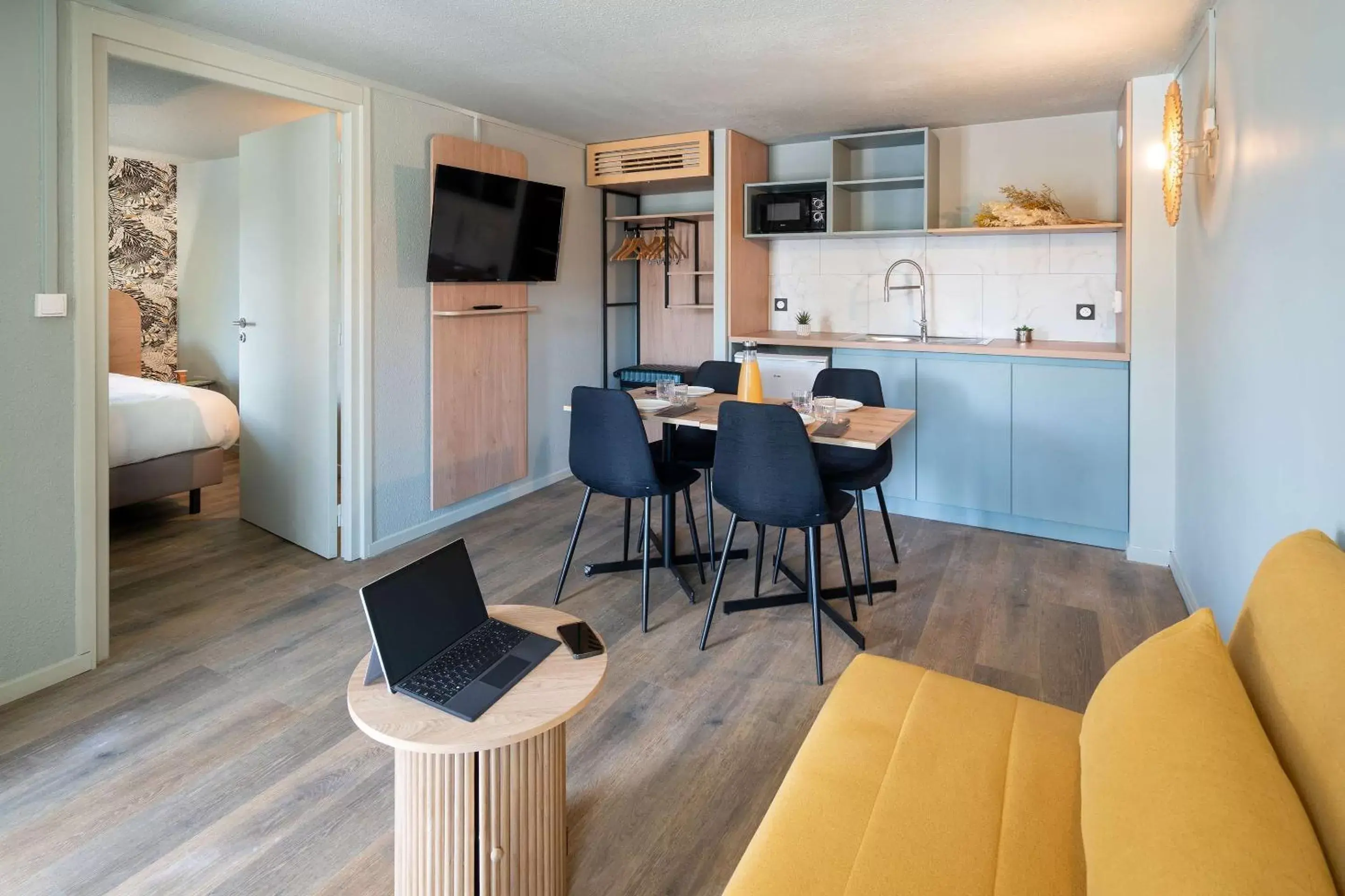 Kitchen or kitchenette, Dining Area in Sure Hotel by Best Western Rochefort-sur-Mer