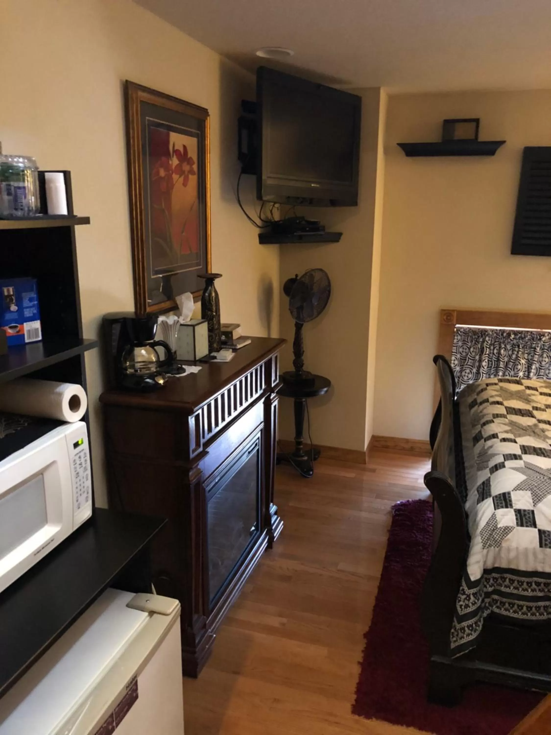 Bedroom, Bed in All Seasons Inn