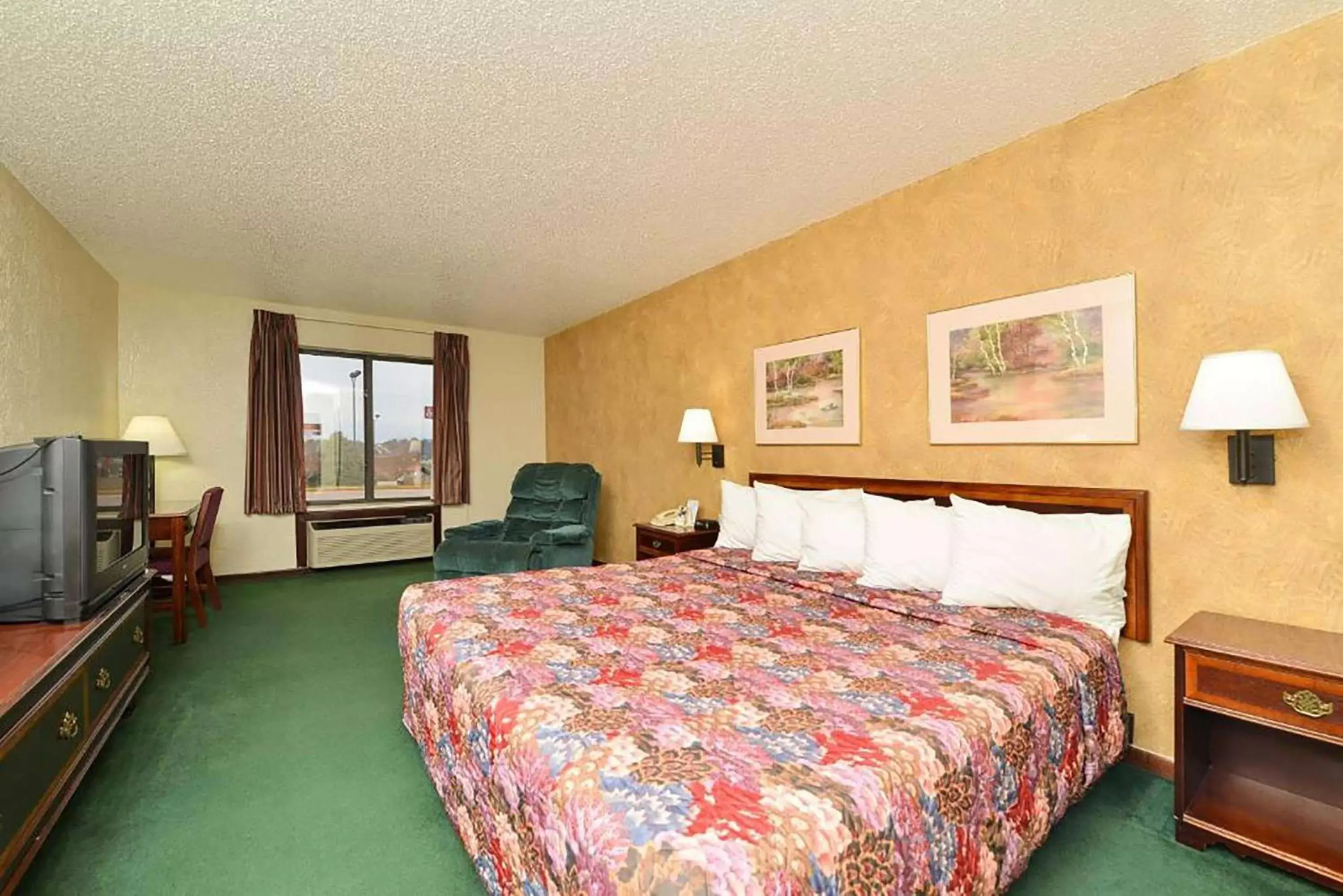 Photo of the whole room, Bed in Days Inn by Wyndham Ozark Springfield