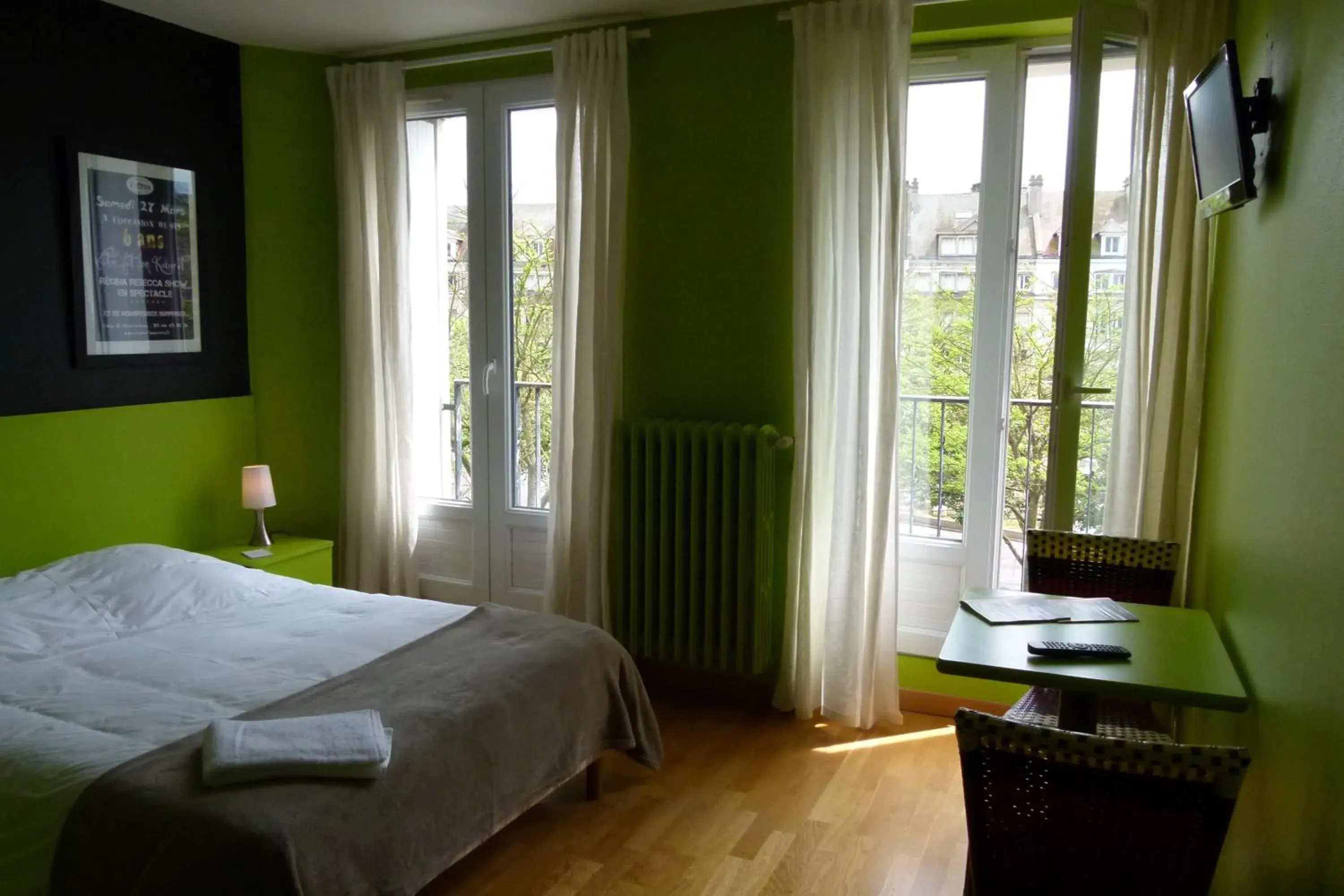 Photo of the whole room, Bed in Hôtel Victor