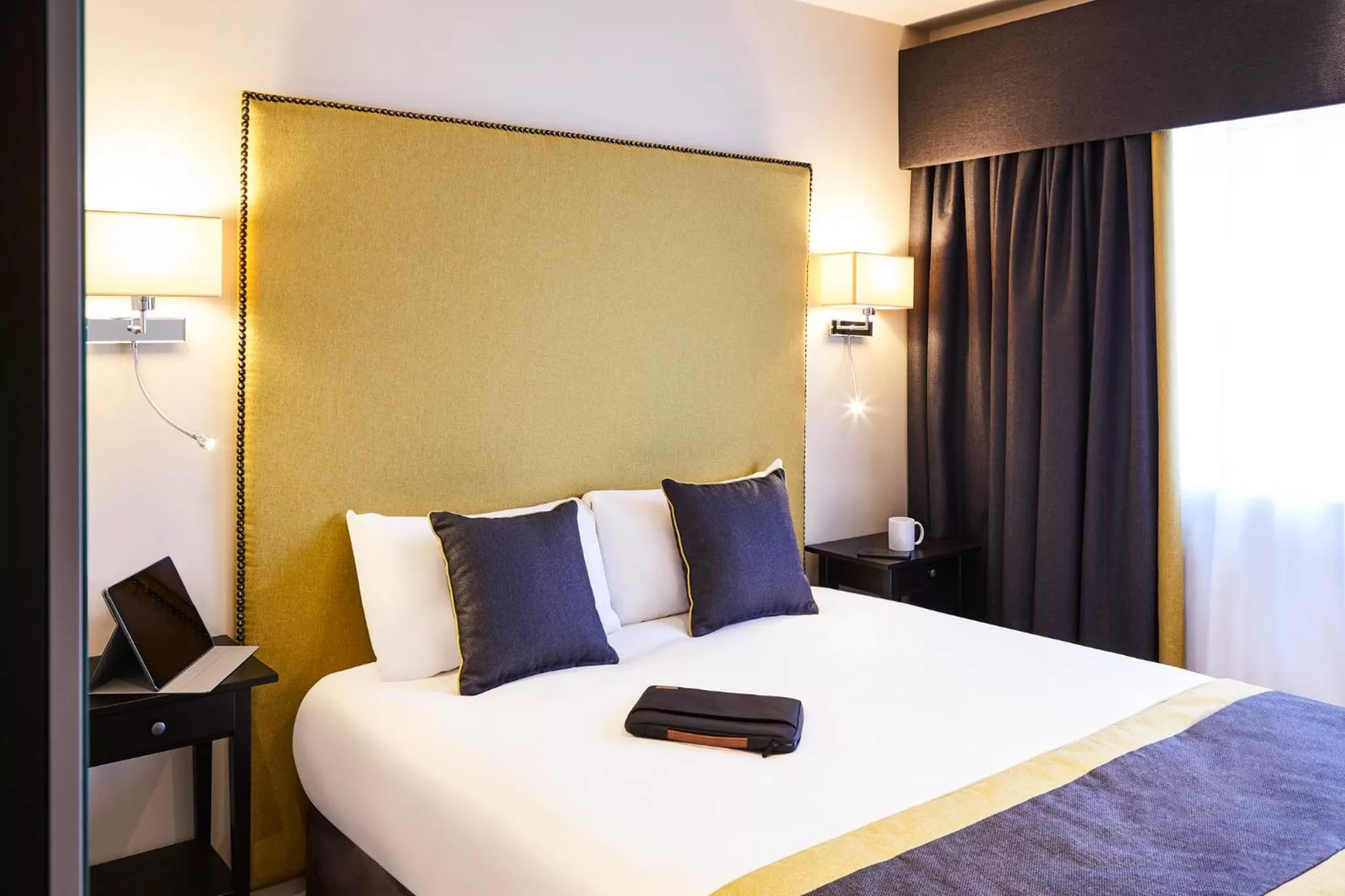 Bed in Mercure Newbury West Grange Hotel