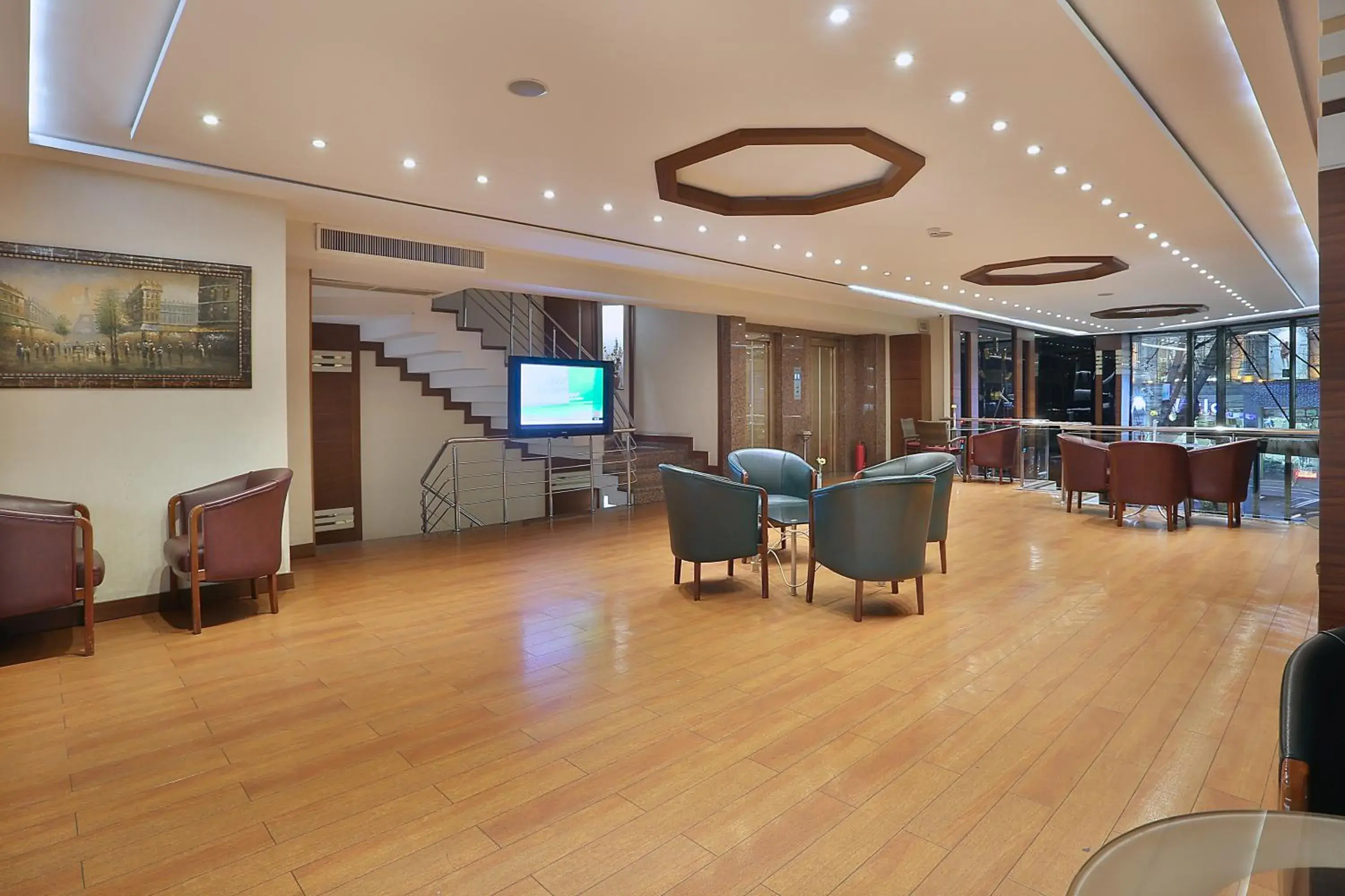 Communal lounge/ TV room in Grand Madrid Hotel