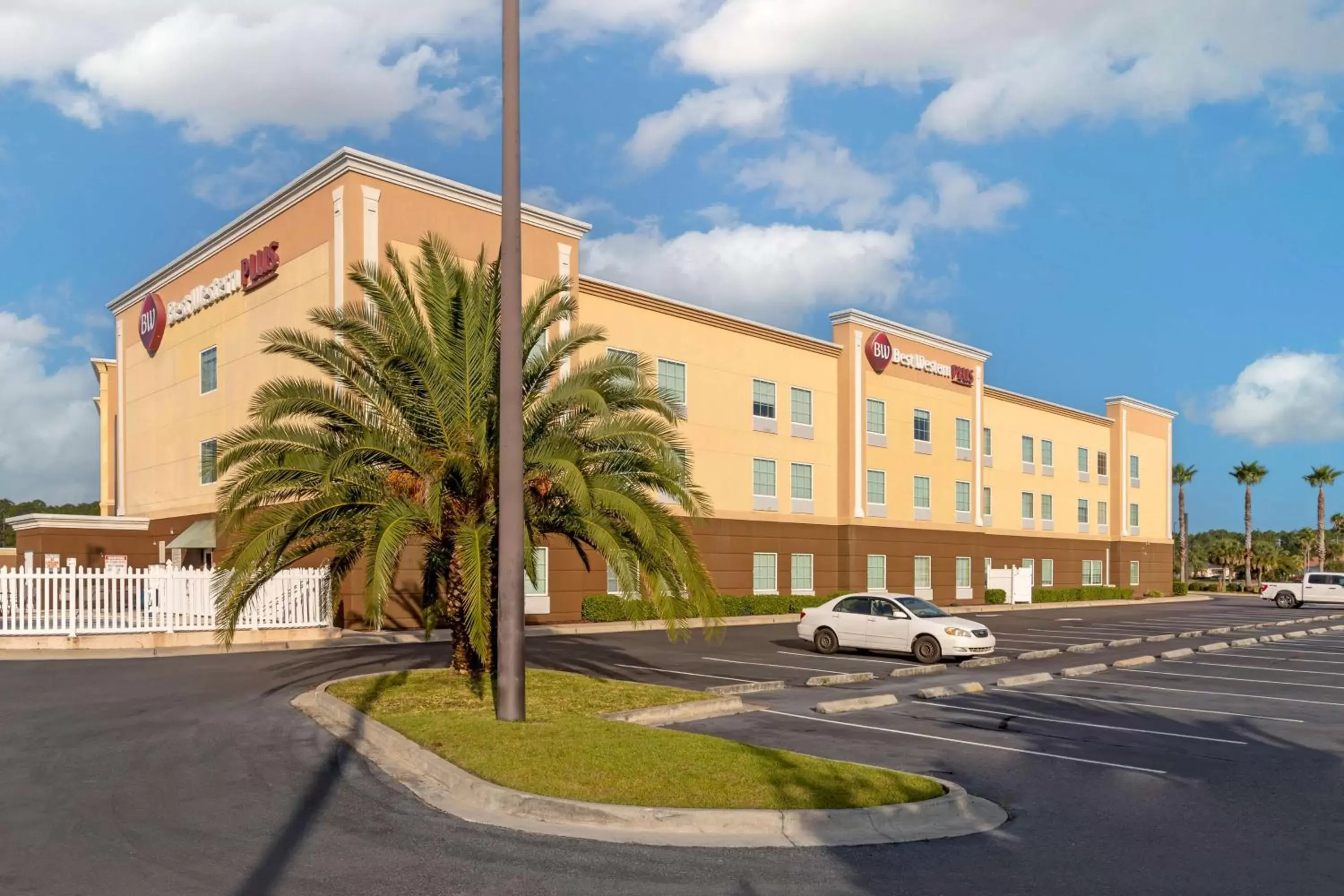 Property Building in Best Western Plus Brunswick Inn & Suites